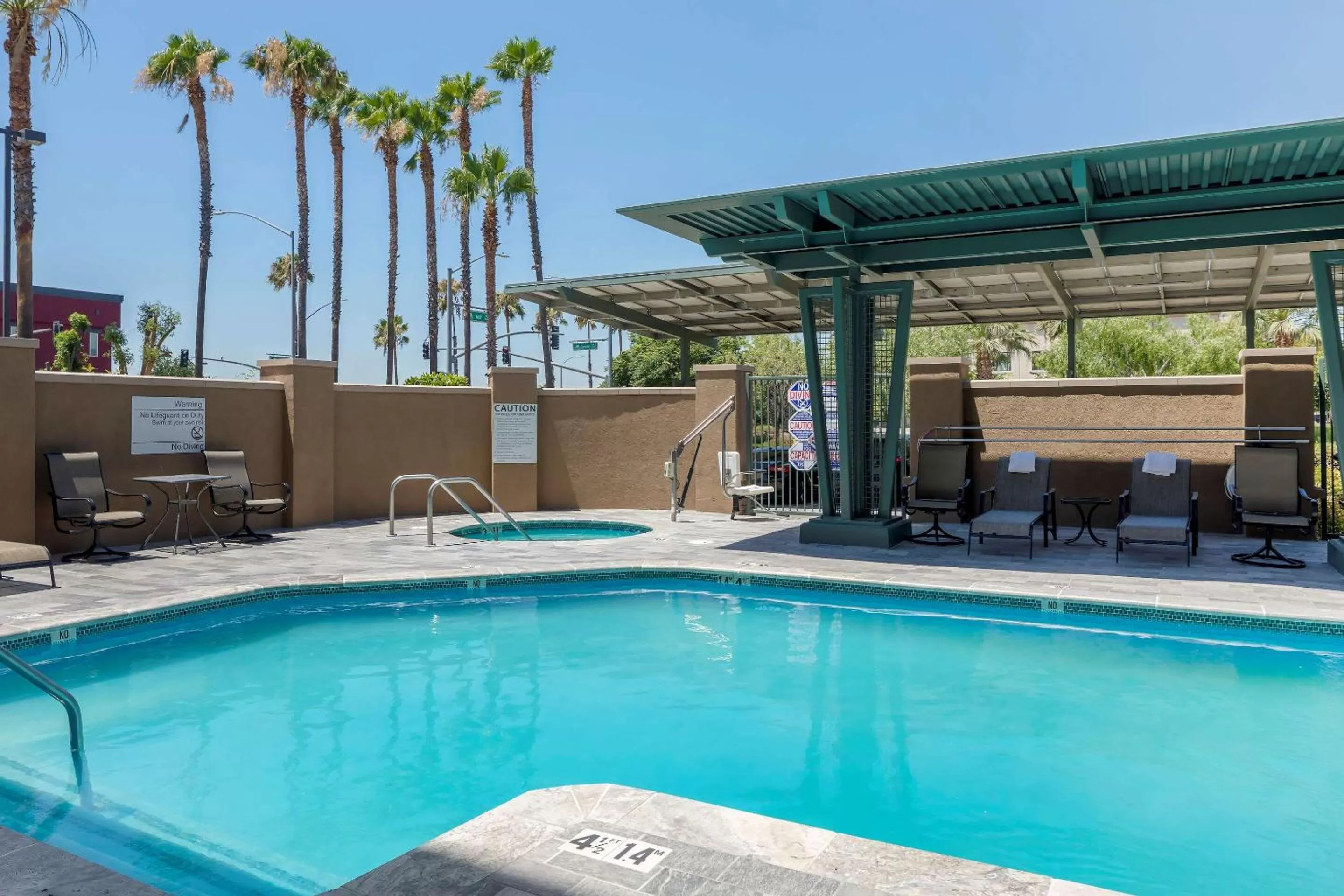 Swimming pool in Comfort Suites Ontario Airport Convention Center