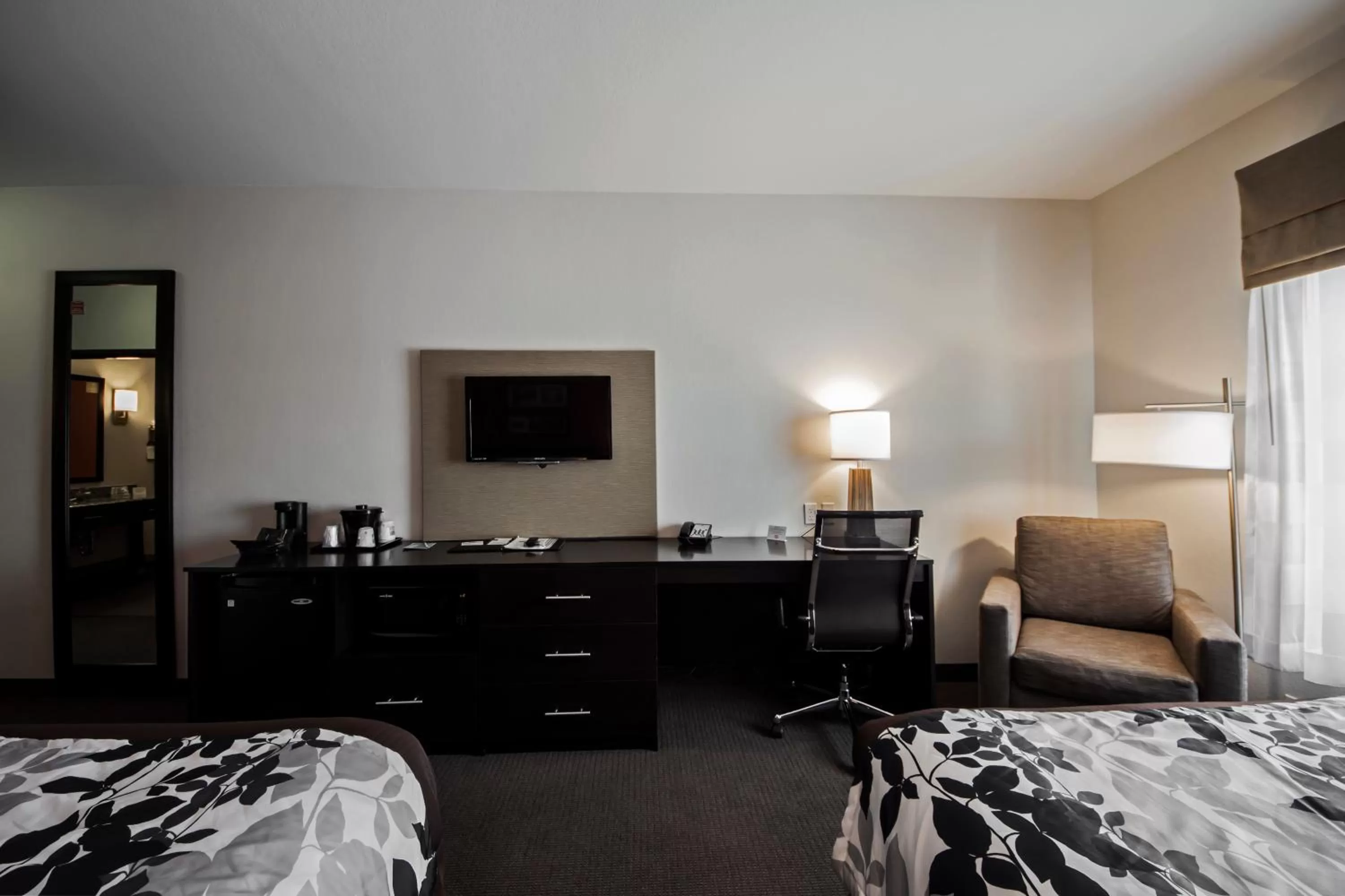 Photo of the whole room, Bed in Sleep Inn & Suites Hennessey