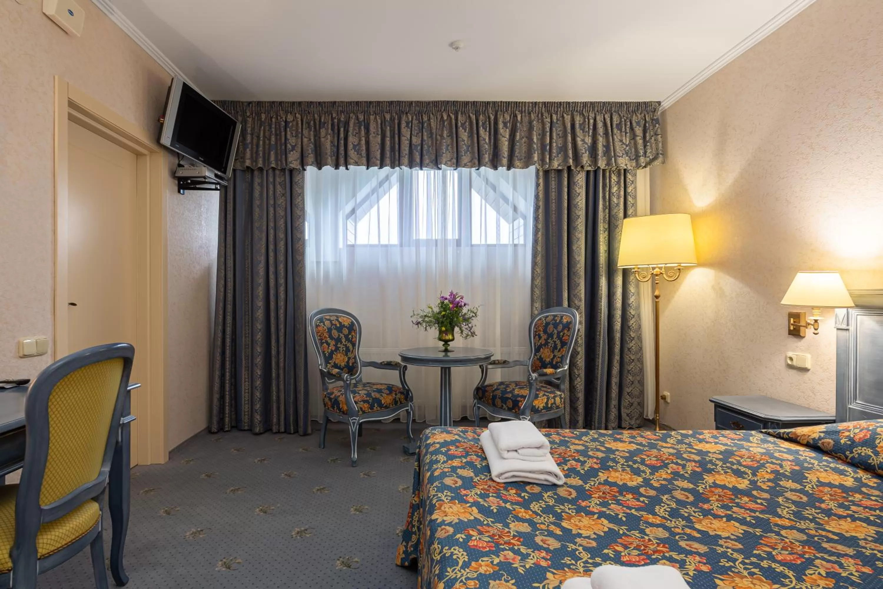 Photo of the whole room, Bed in Edelweiss