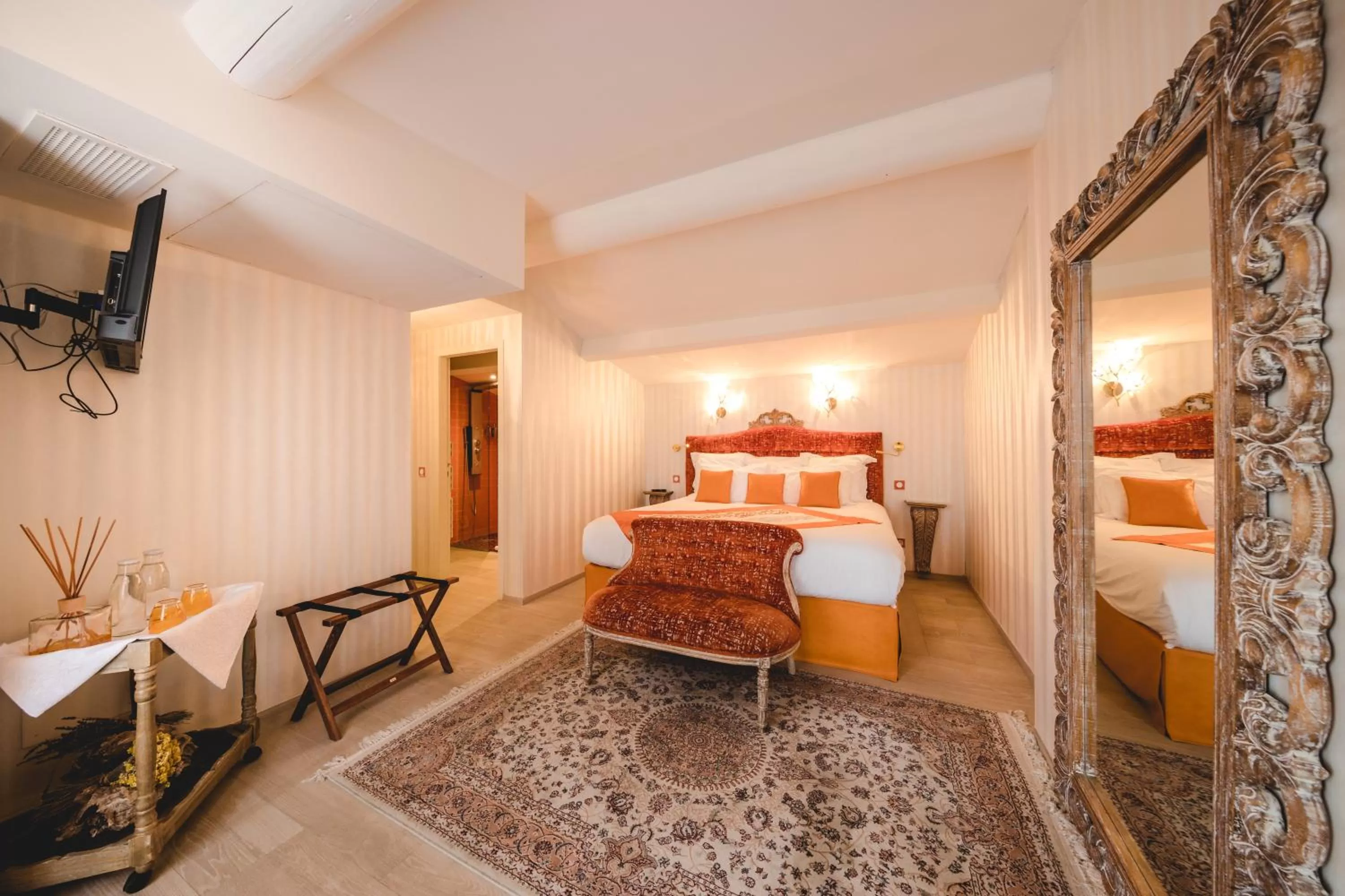 Photo of the whole room, Bed in Le Petit Palais D'Aglae