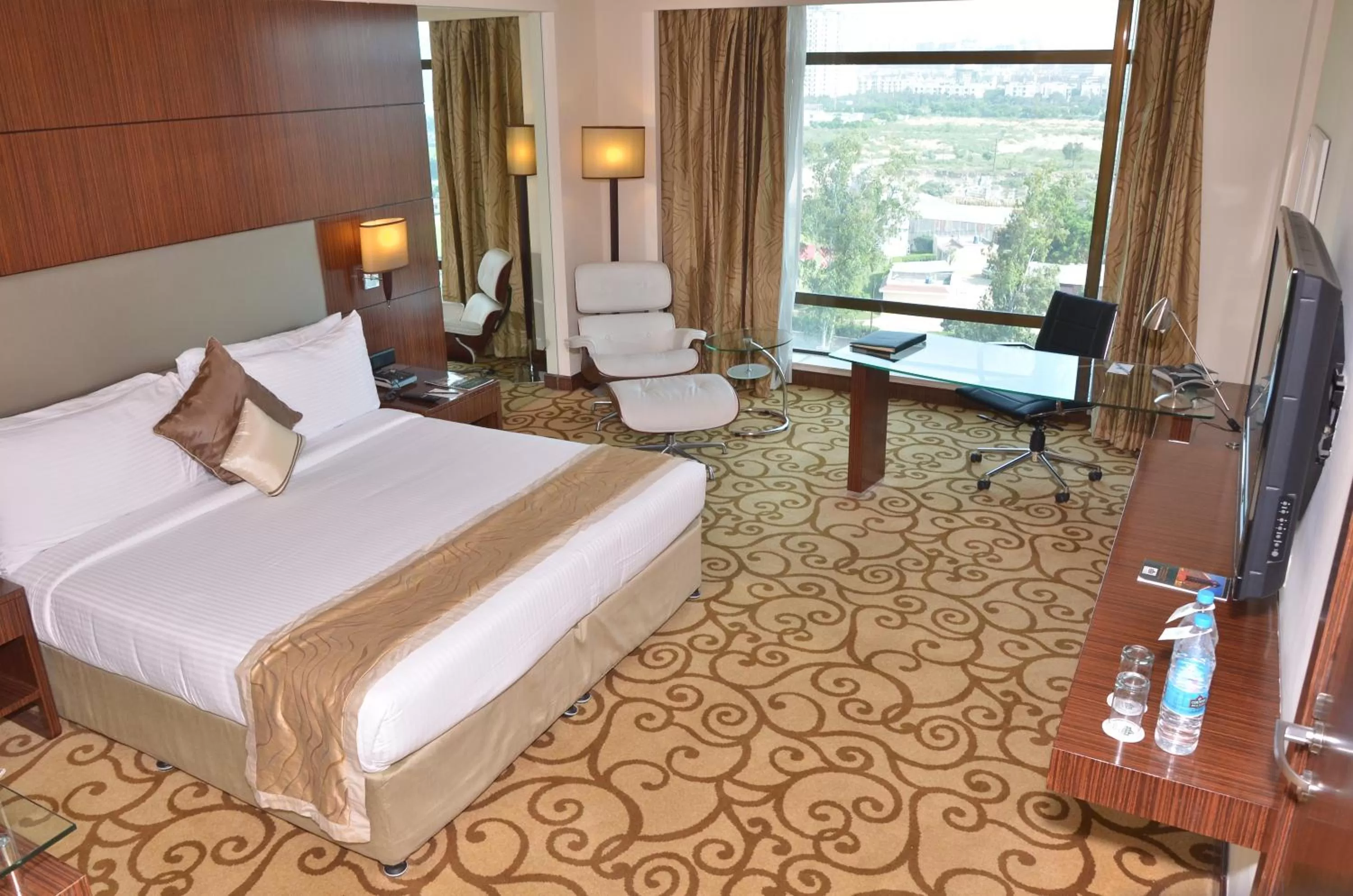 Photo of the whole room, Bed in Country Inn & Suites By Radisson, Sahibabad