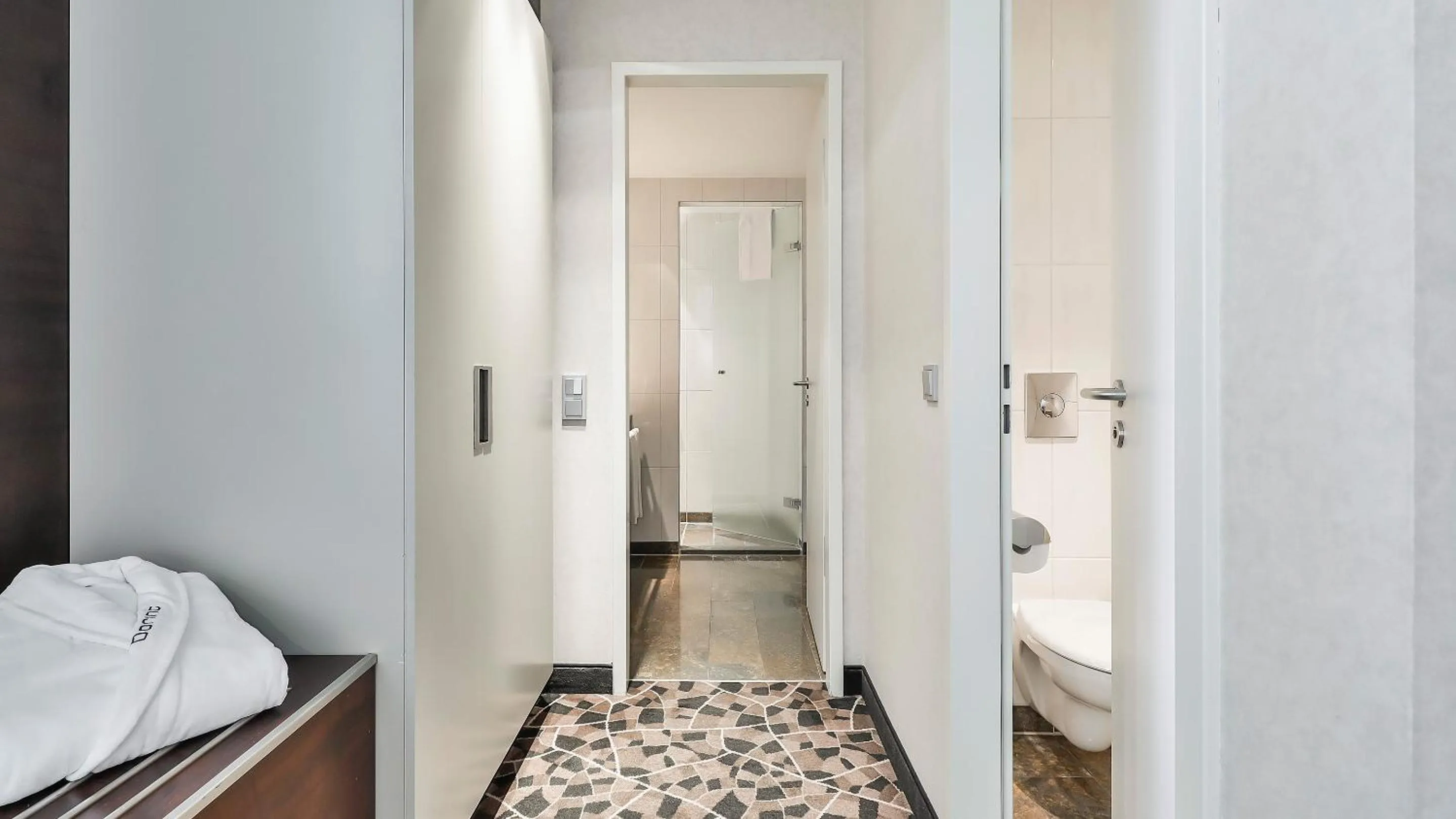 Toilet, Bed in Dorint Hotel am Heumarkt Köln