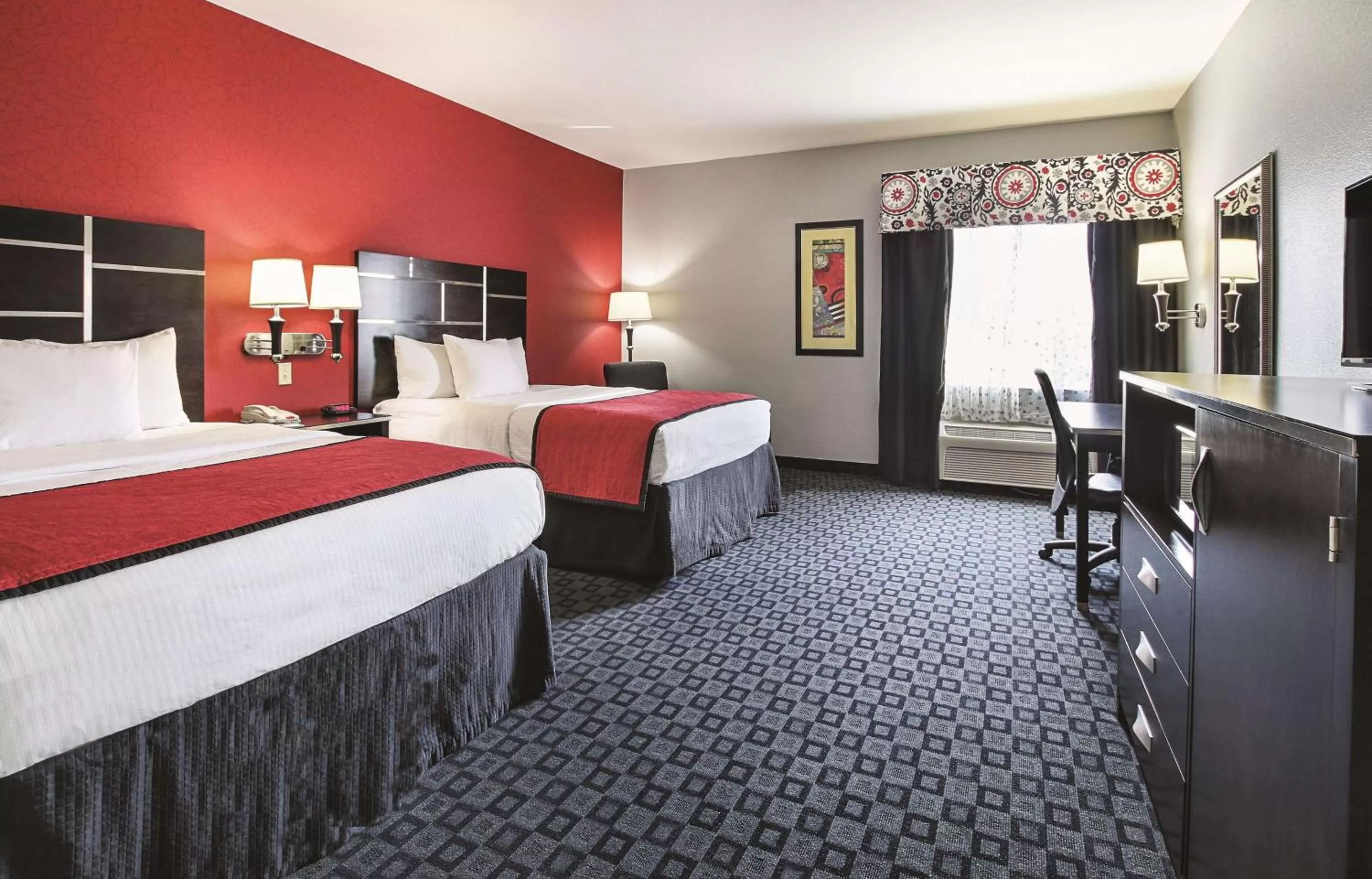 Photo of the whole room, Bed in La Quinta Inn & Suites by Wyndham South Dallas - Hutchins
