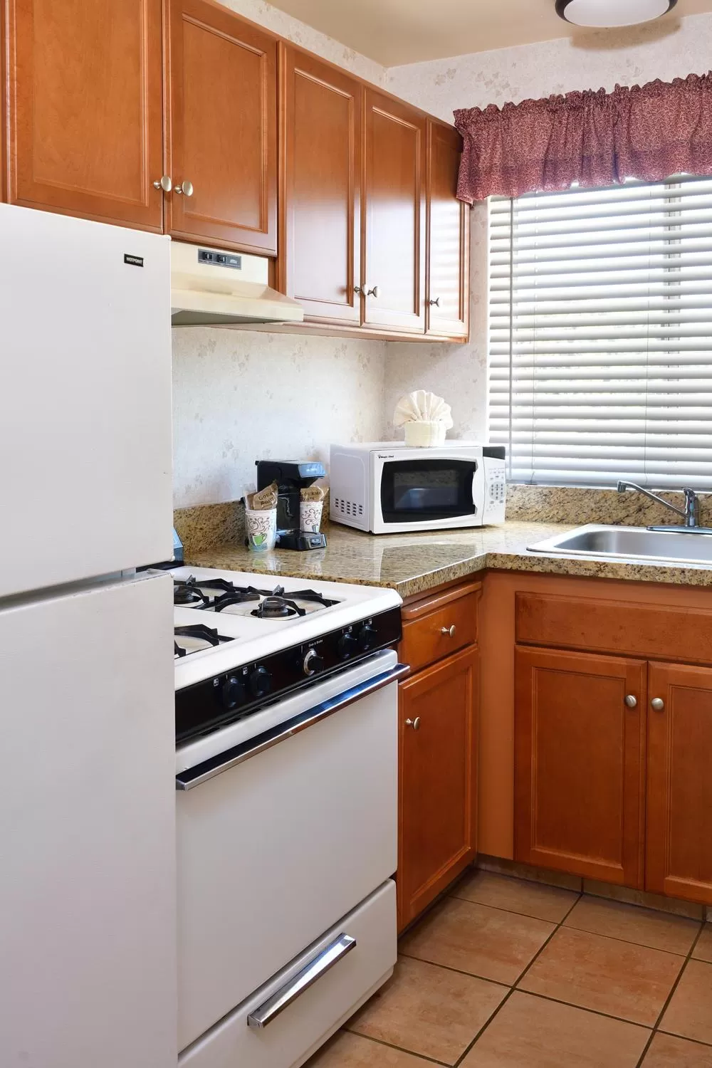 kitchen in Lamplighter Inn & Suites at SDSU