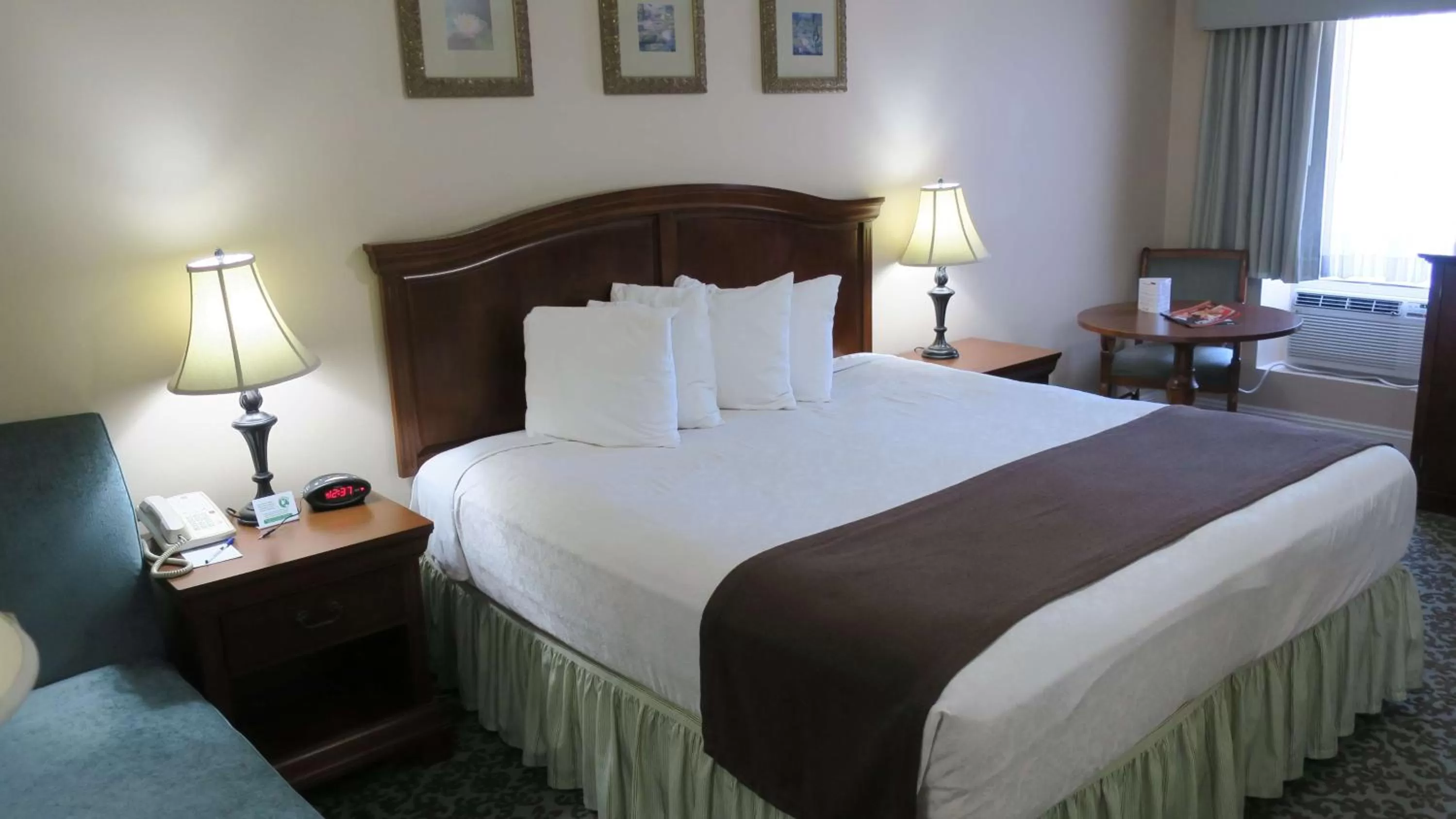 Photo of the whole room, Bed in Best Western Plus French Quarter Courtyard Hotel