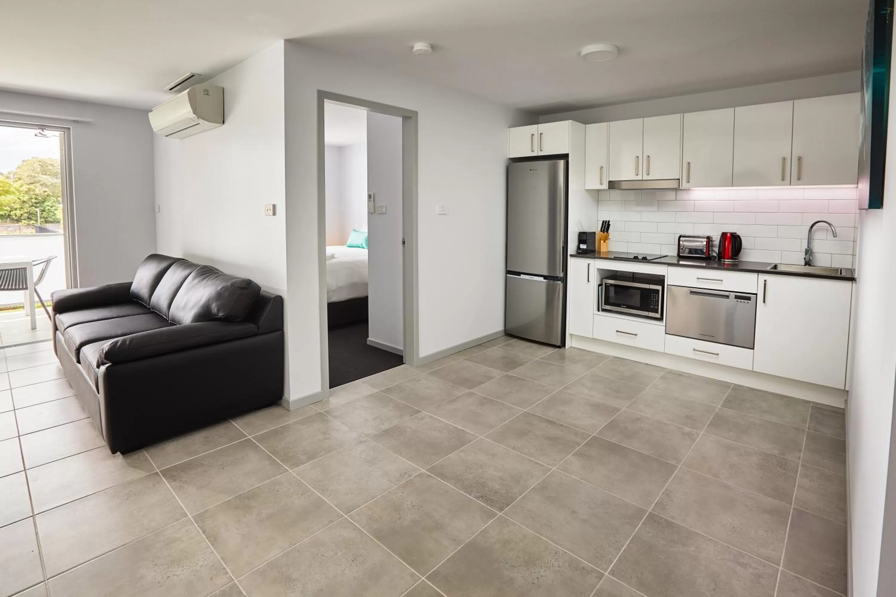 Kitchen or kitchenette in East Maitland Executive Apartments