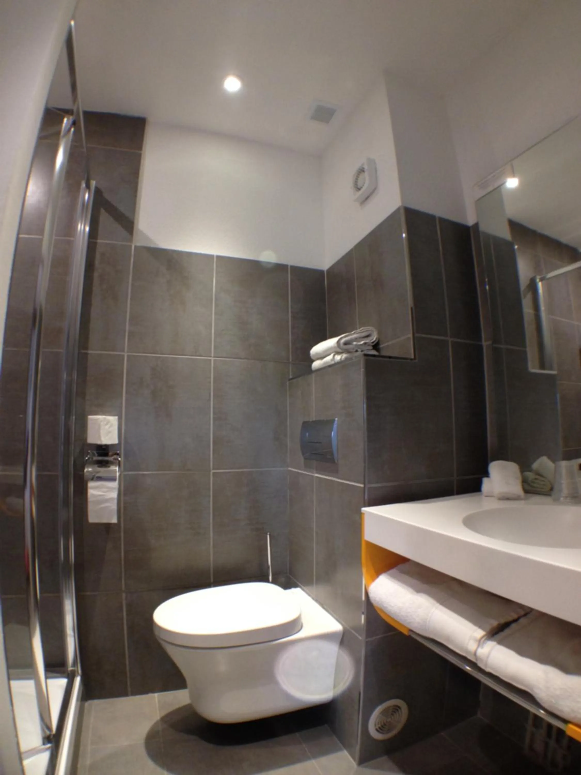 Shower in Logis Hotel la Ferme