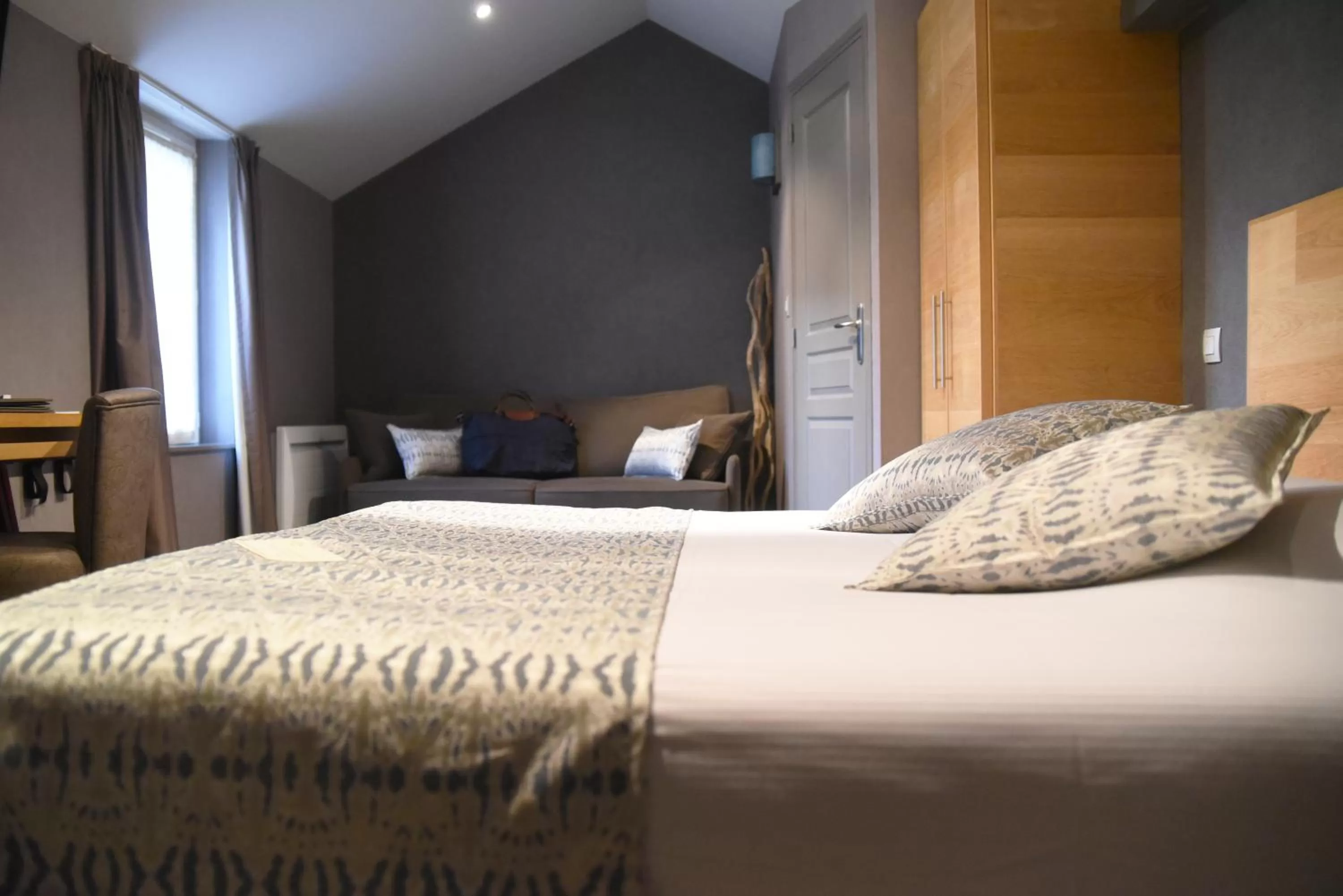 Large Double Room in Villa Les Bains