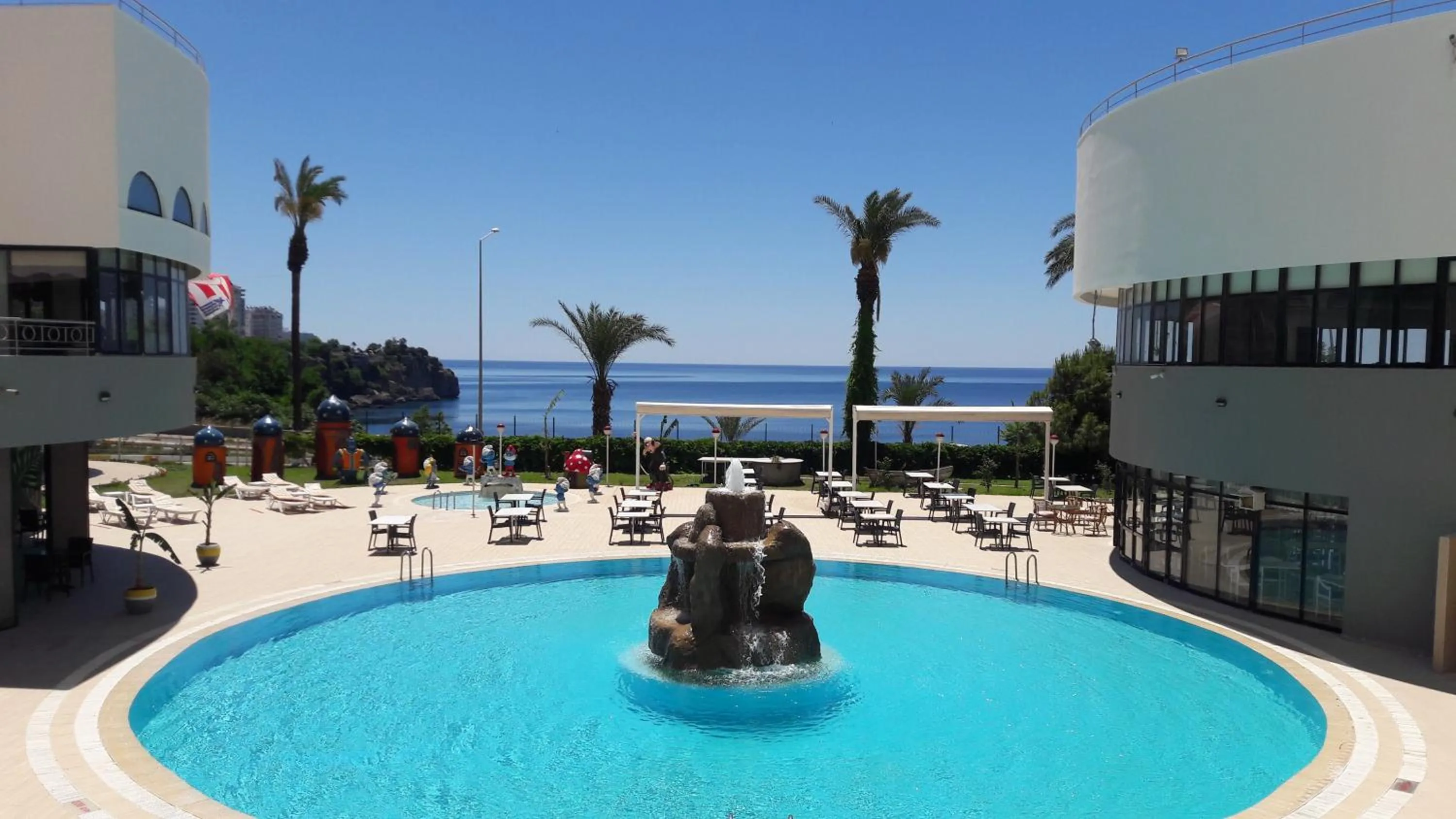 Pool view in Cender Hotel