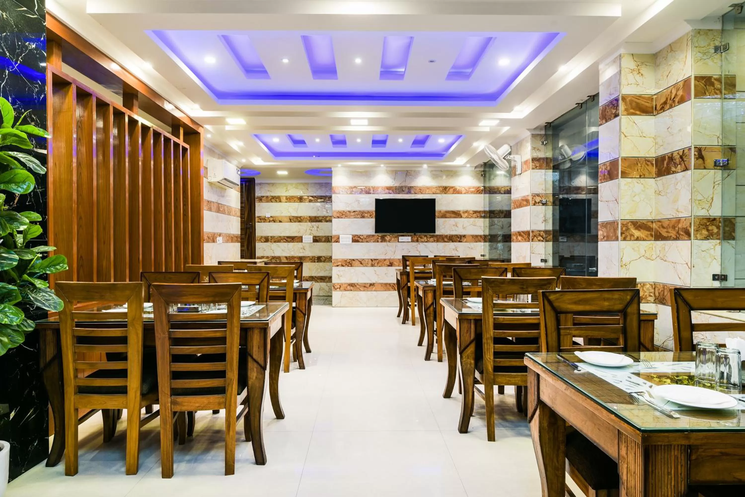 Restaurant/places to eat in Hotel Pearl - Mahipalpur Delhi Airport