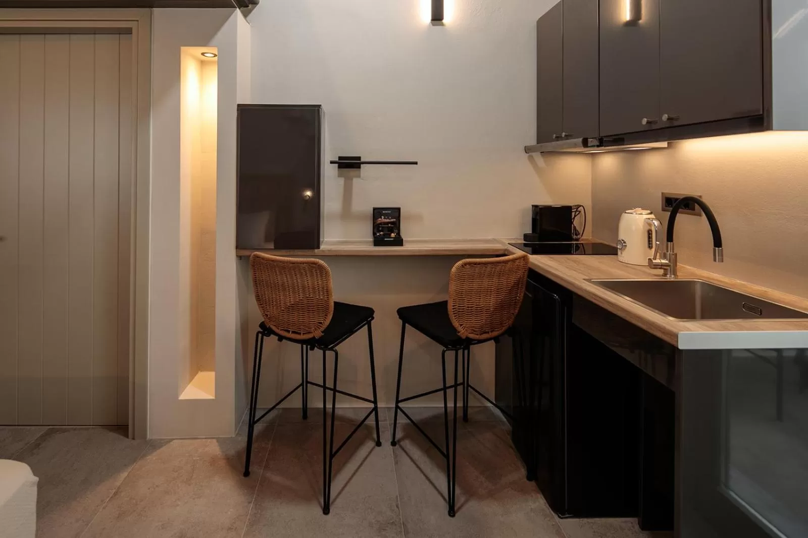 Coffee/tea facilities, Kitchen/Kitchenette in Makava Suites Naxos