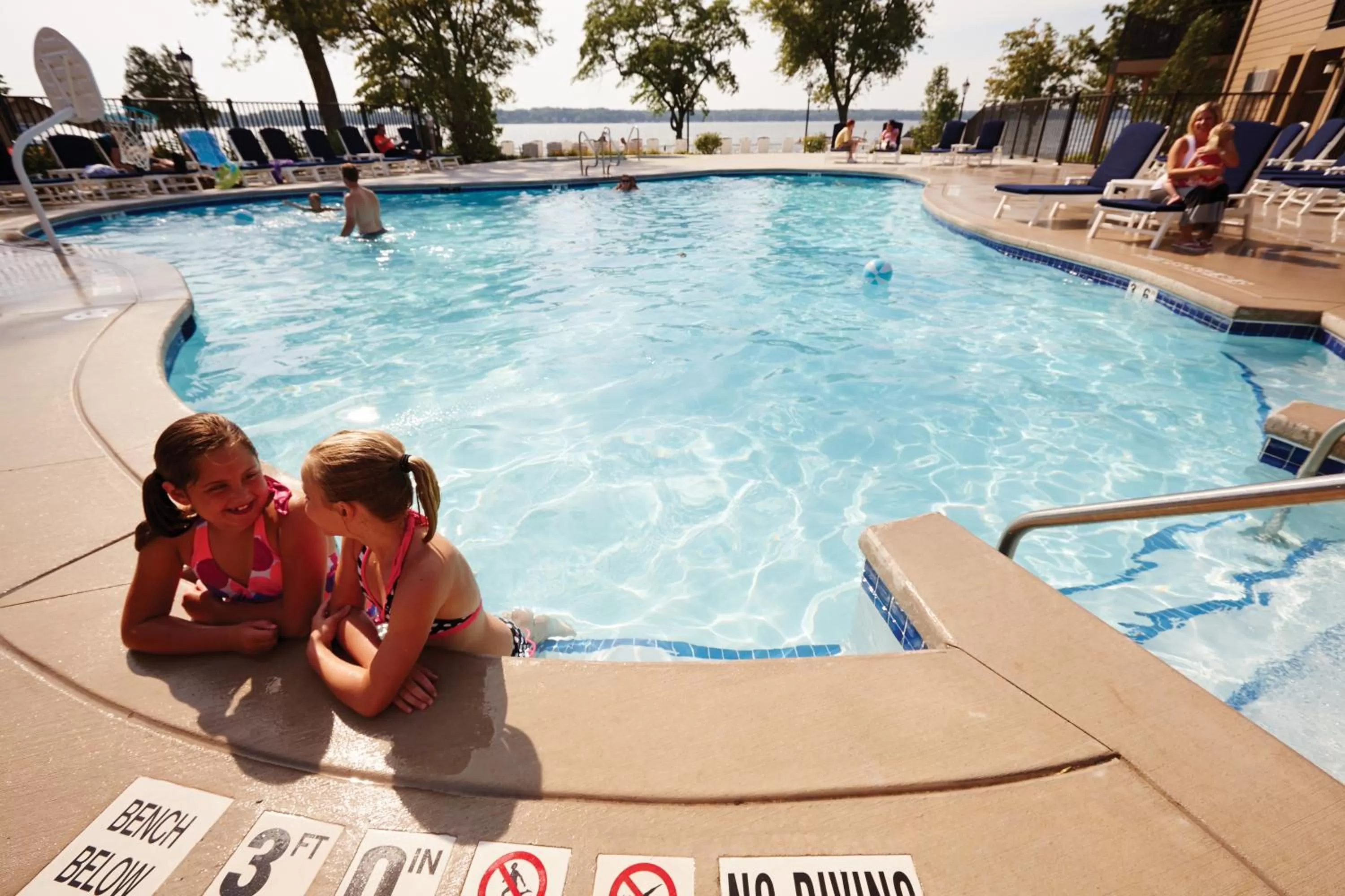 Swimming pool in Lake Lawn Resort