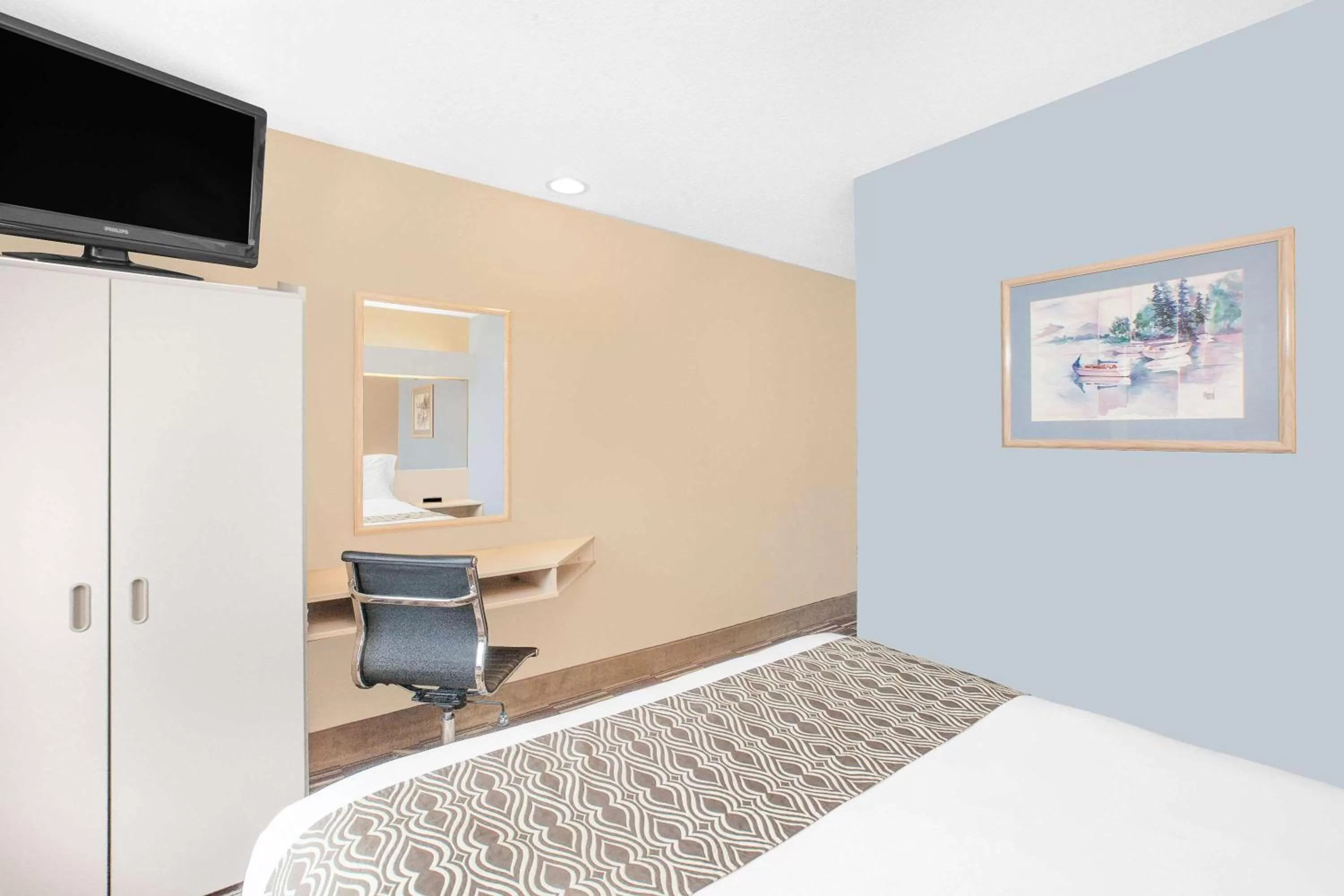 Photo of the whole room, Bed in Microtel Inn and Suites Clear Lake