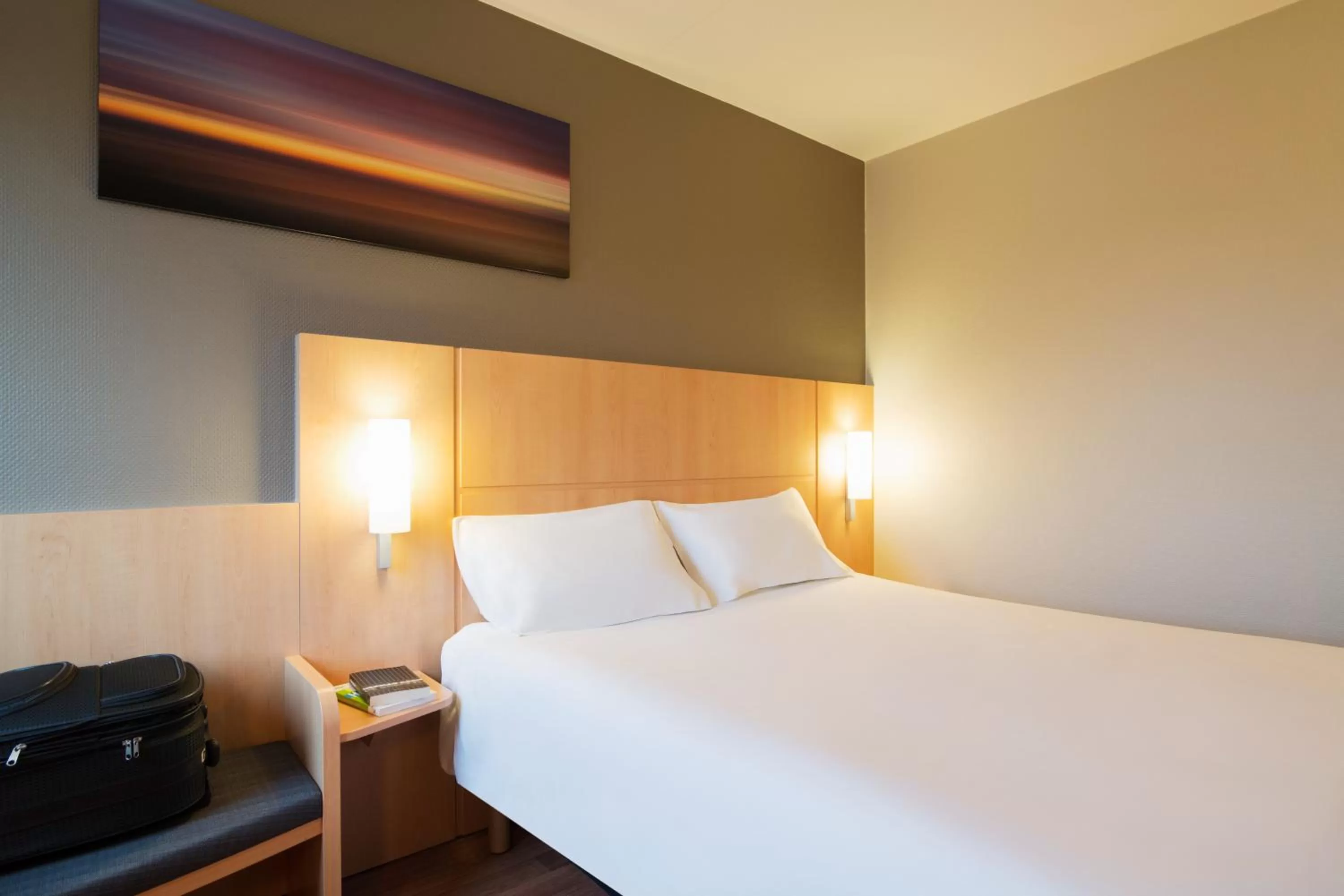 Photo of the whole room, Bed in ibis Rotterdam Vlaardingen
