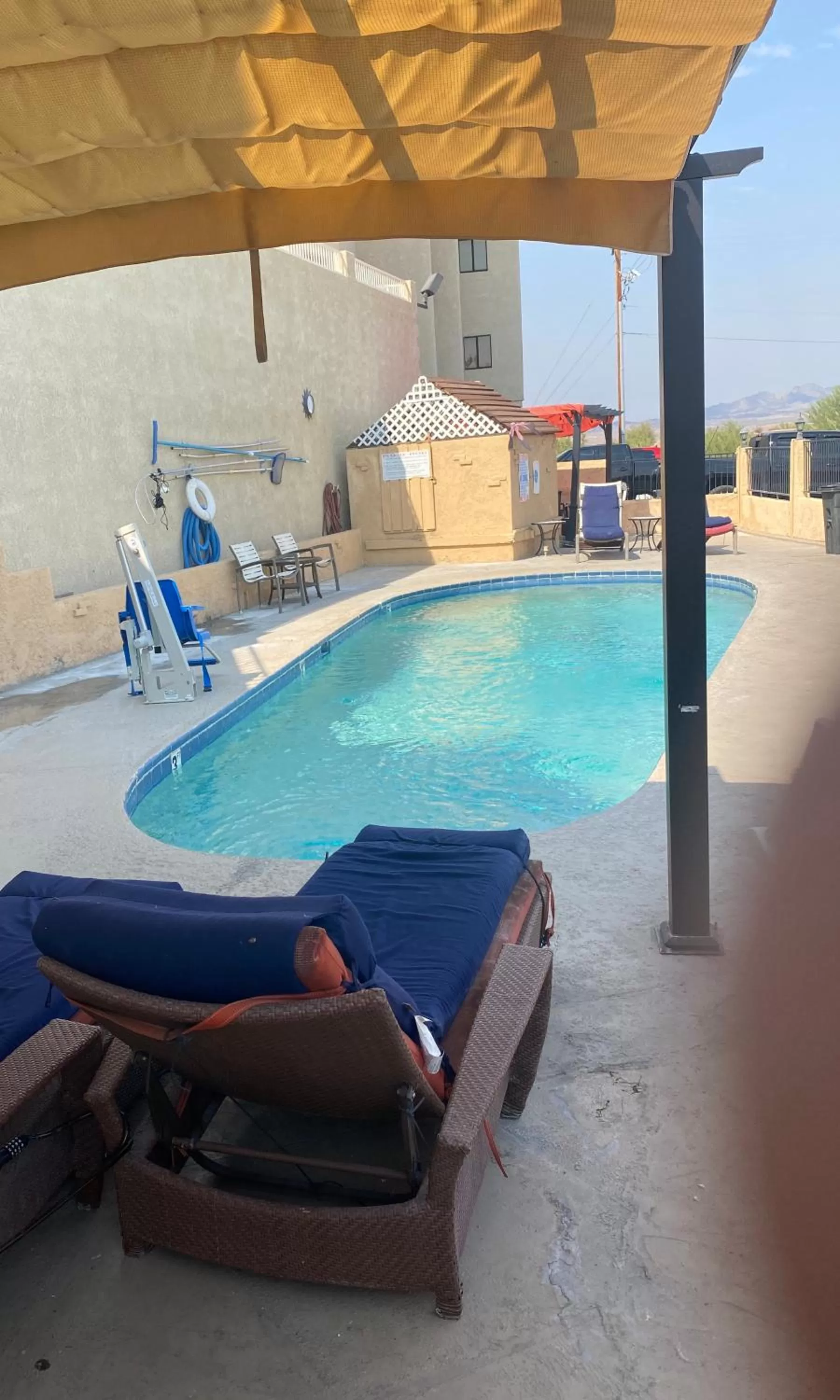 Swimming pool in Windsor Inn Lake Havasu City