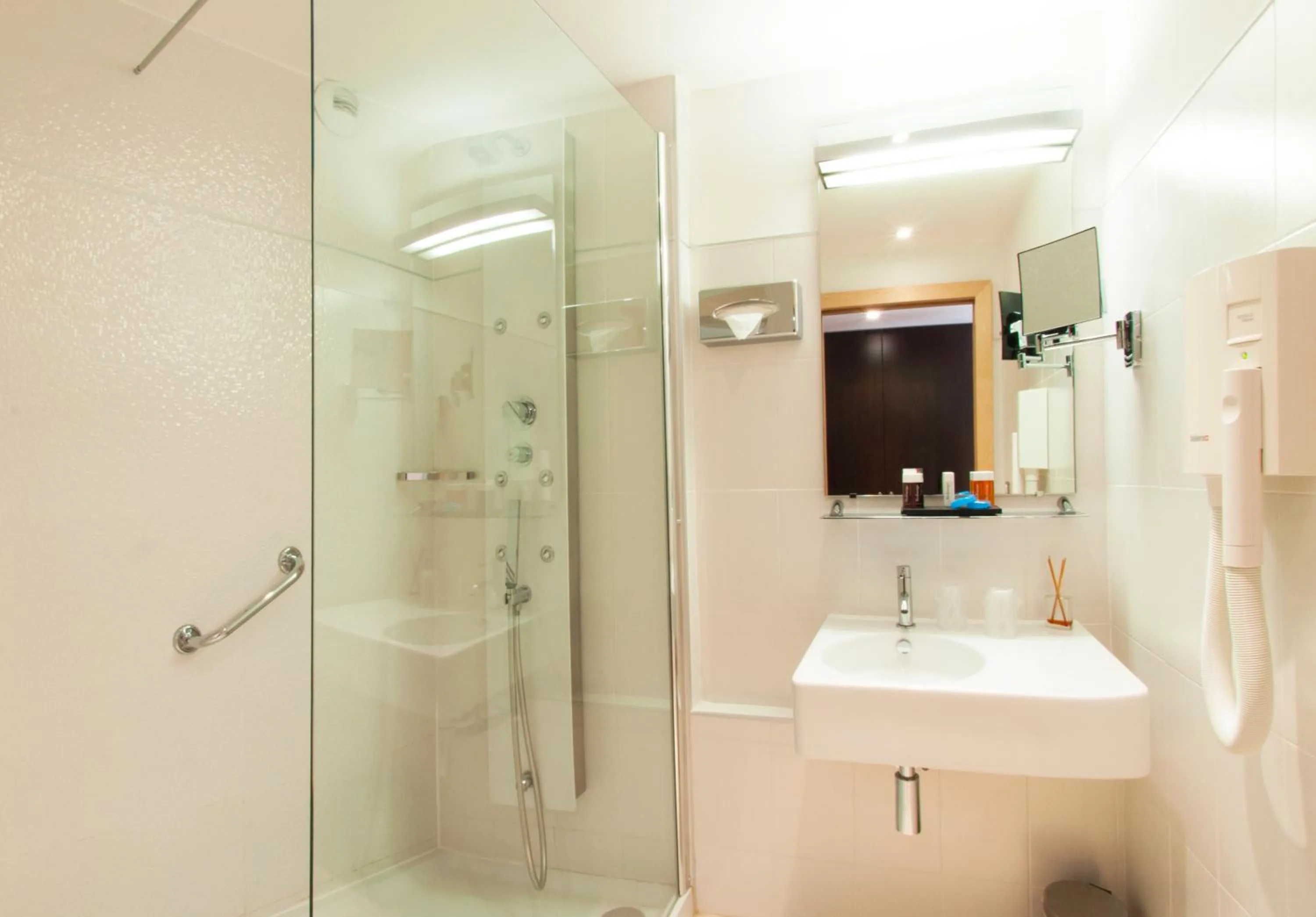 Shower in Hôtel Montaigne & Spa - Cannes Centre