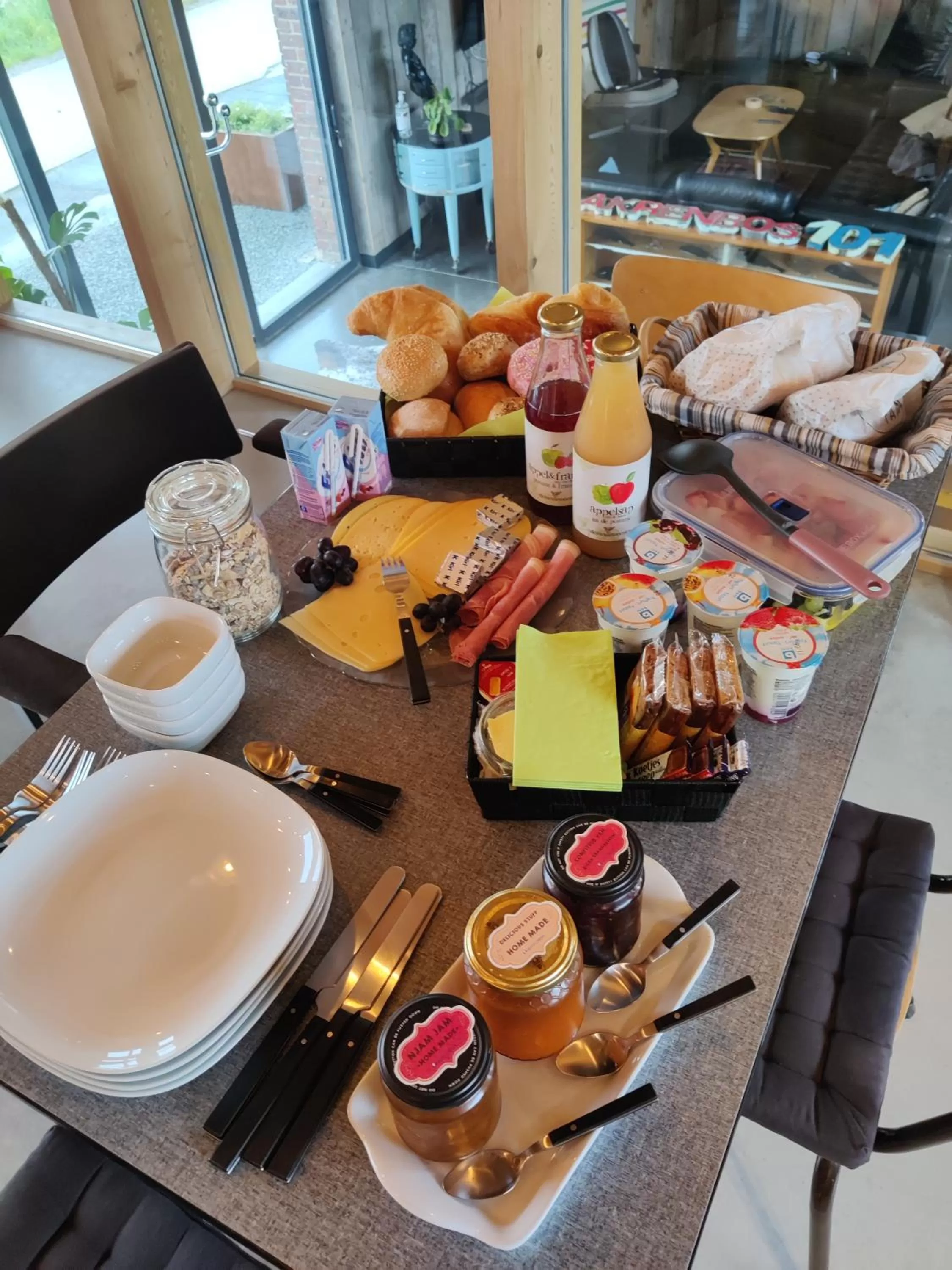 Continental breakfast in Akrenbos 101