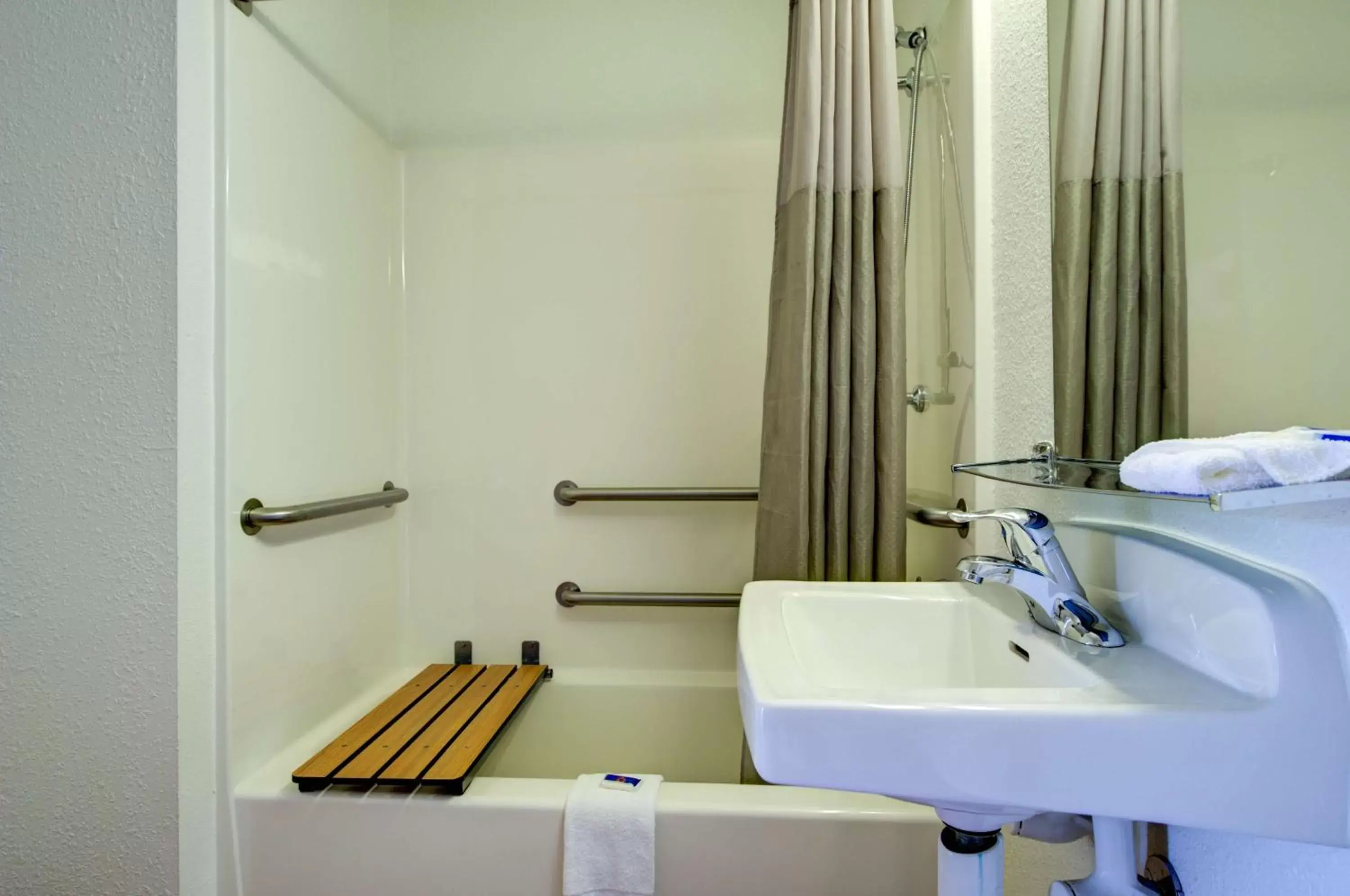Quadruple Room - Disability Access - Roll in Shower in Motel 6-Seattle, WA - Airport Quadruple Room - Disability Access - Roll in Shower in Motel 6-Seattle, WA - Airport