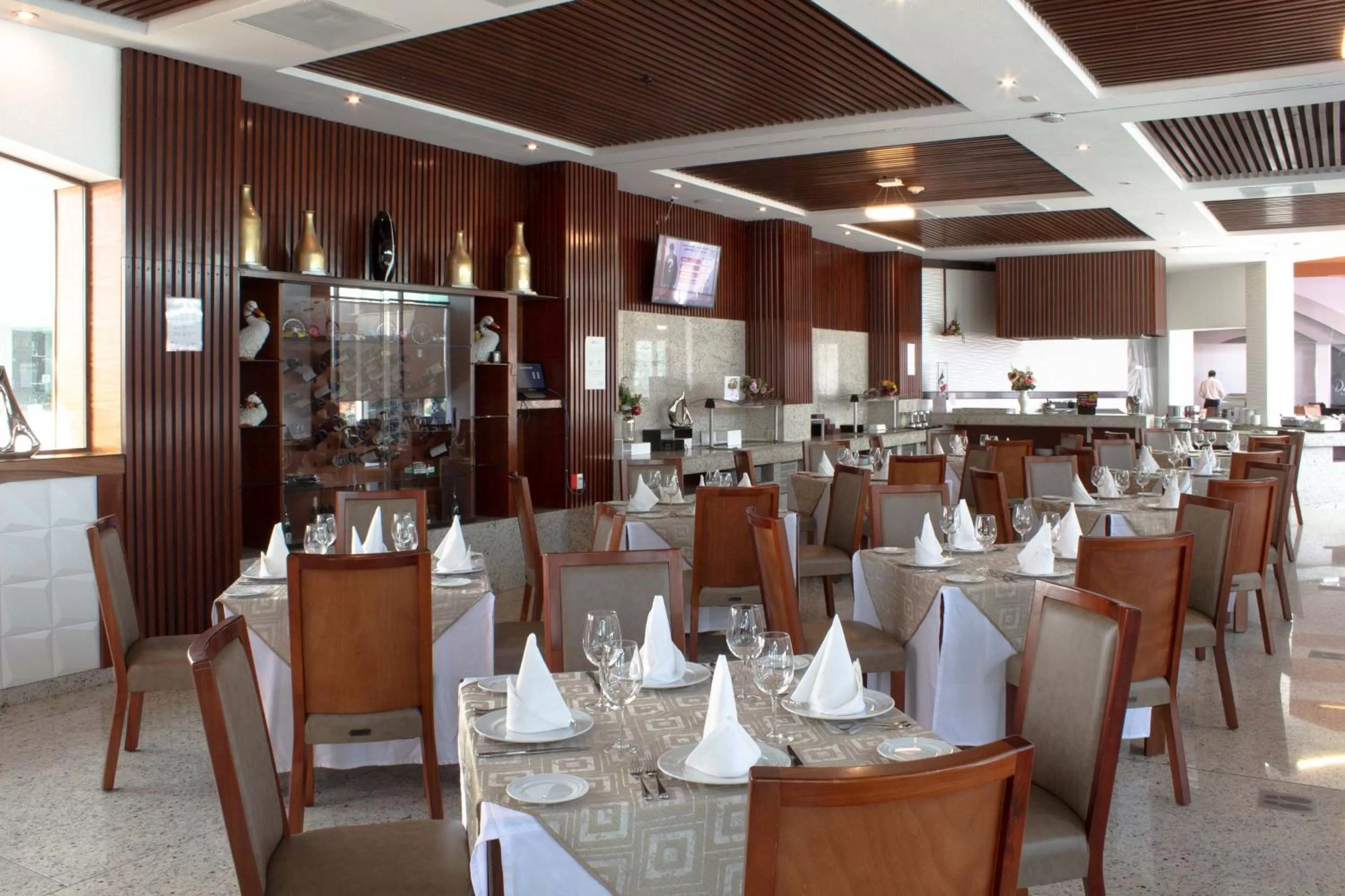 Restaurant/places to eat in Holiday Inn Queretaro Zona Diamante by IHG