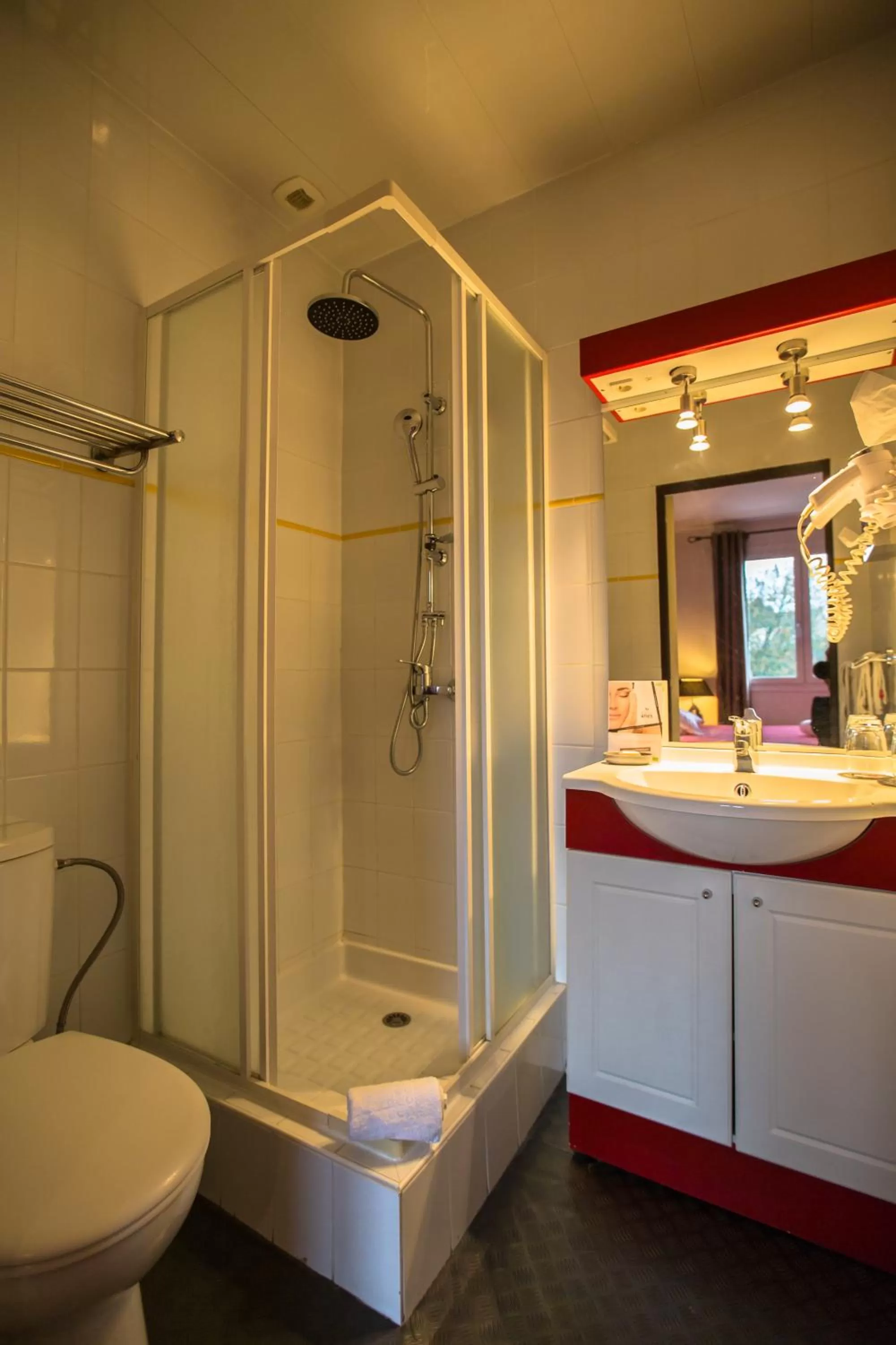 Bathroom in Le Plan B - Hôtel 3 étoiles - Restaurant