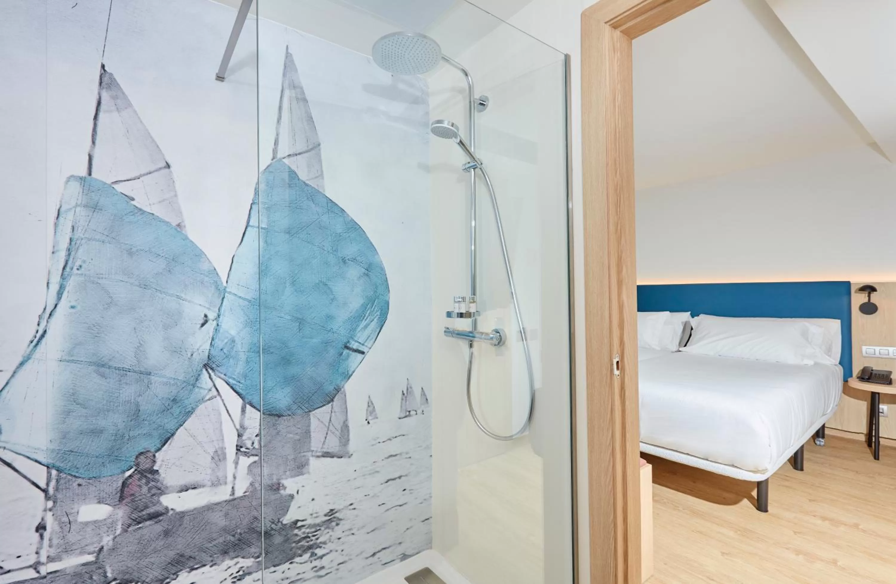Shower, Bed in Occidental Alicante