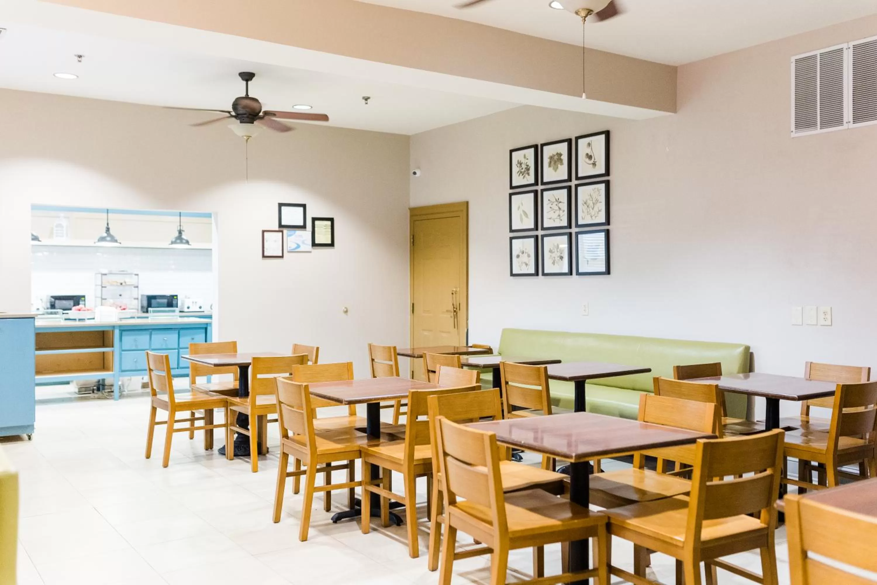 Breakfast in Country Inn & Suites by Radisson, Helen, GA