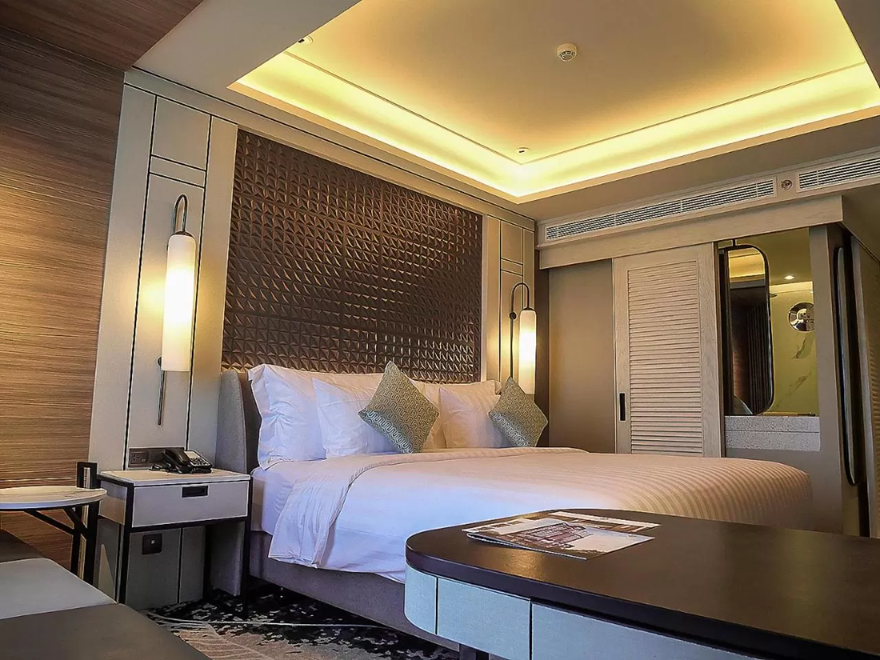 Bedroom, Bed in Movenpick Surabaya City