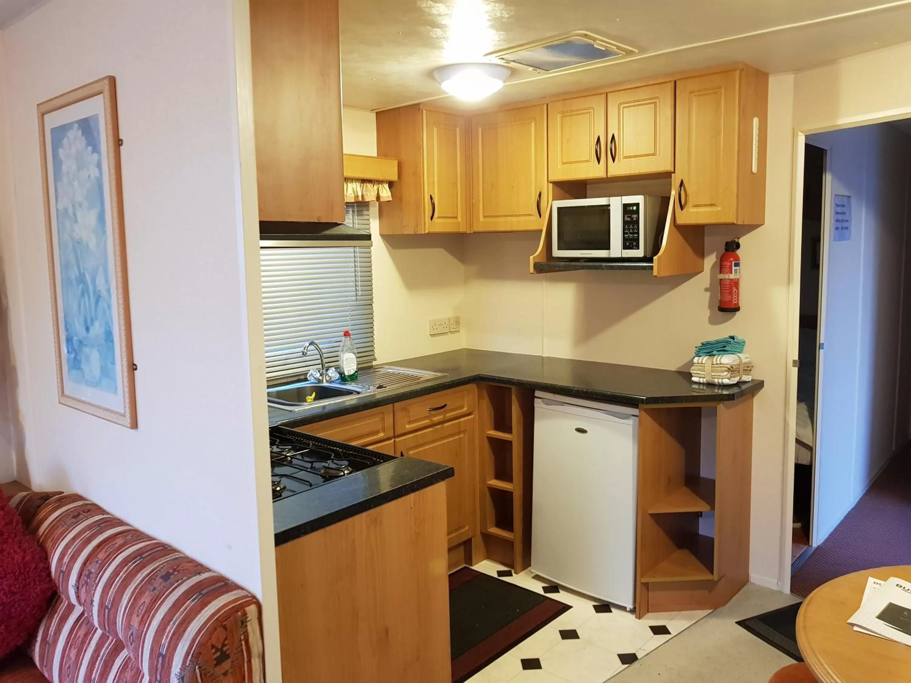 Kitchen or kitchenette in the jackdaw pub SELF CATERING STATIC CARAVAN free breakfast supplied