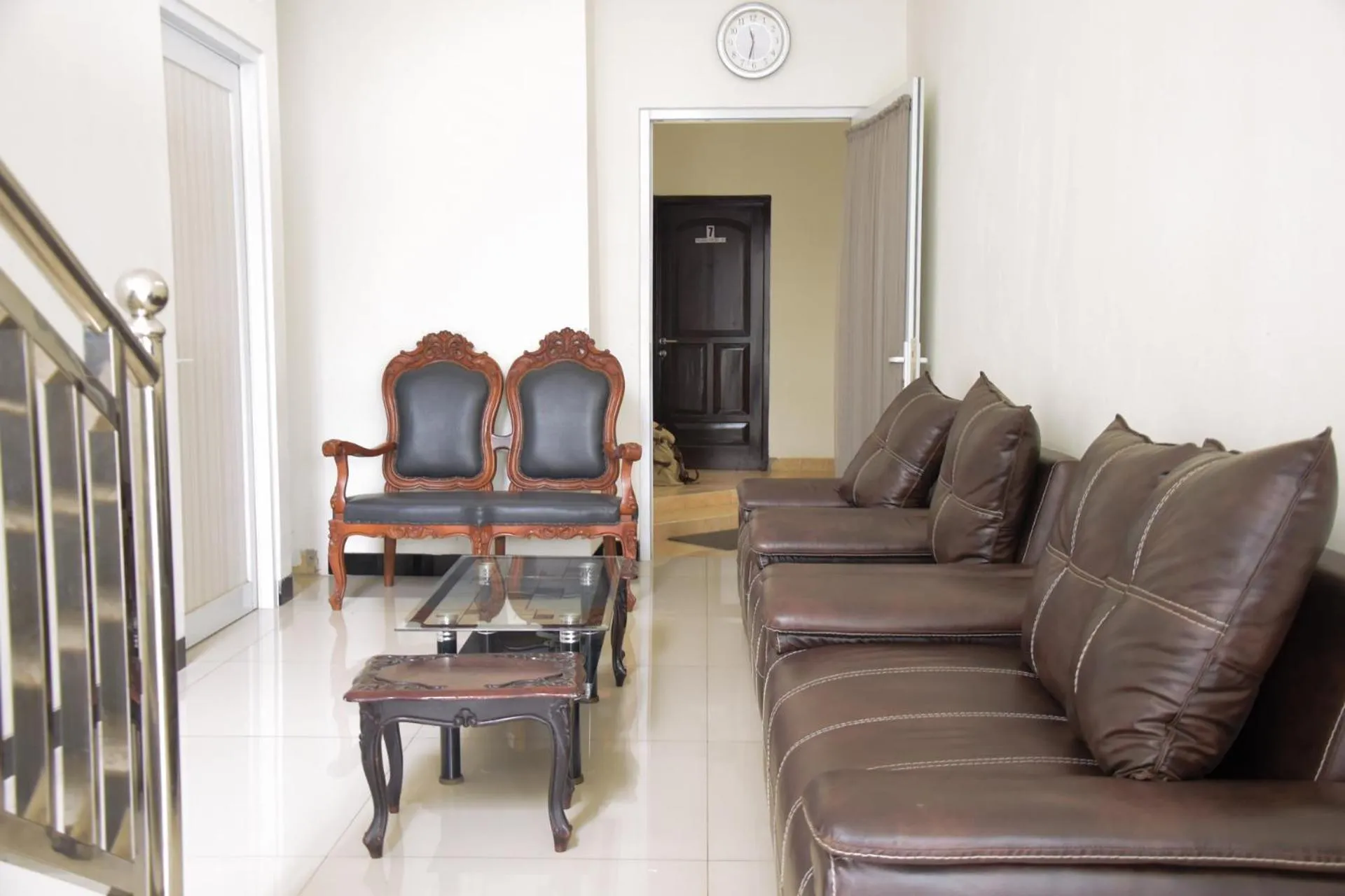 Seating area in RedDoorz near GOR Satria Purwokerto