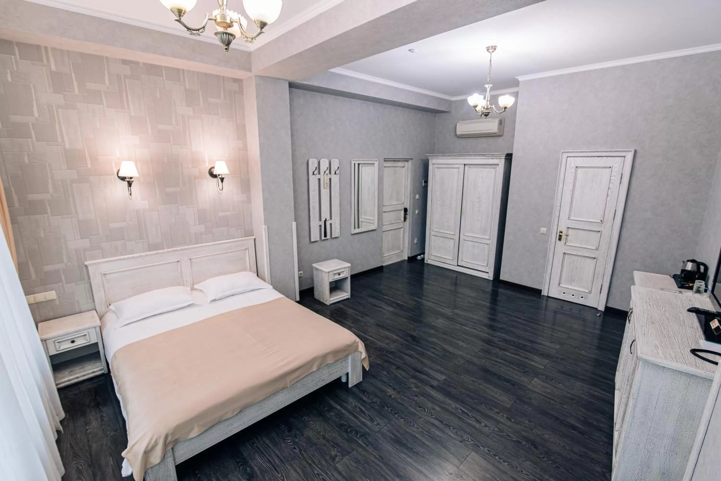 Bedroom, Bed in Gold Georg Palace Hotel