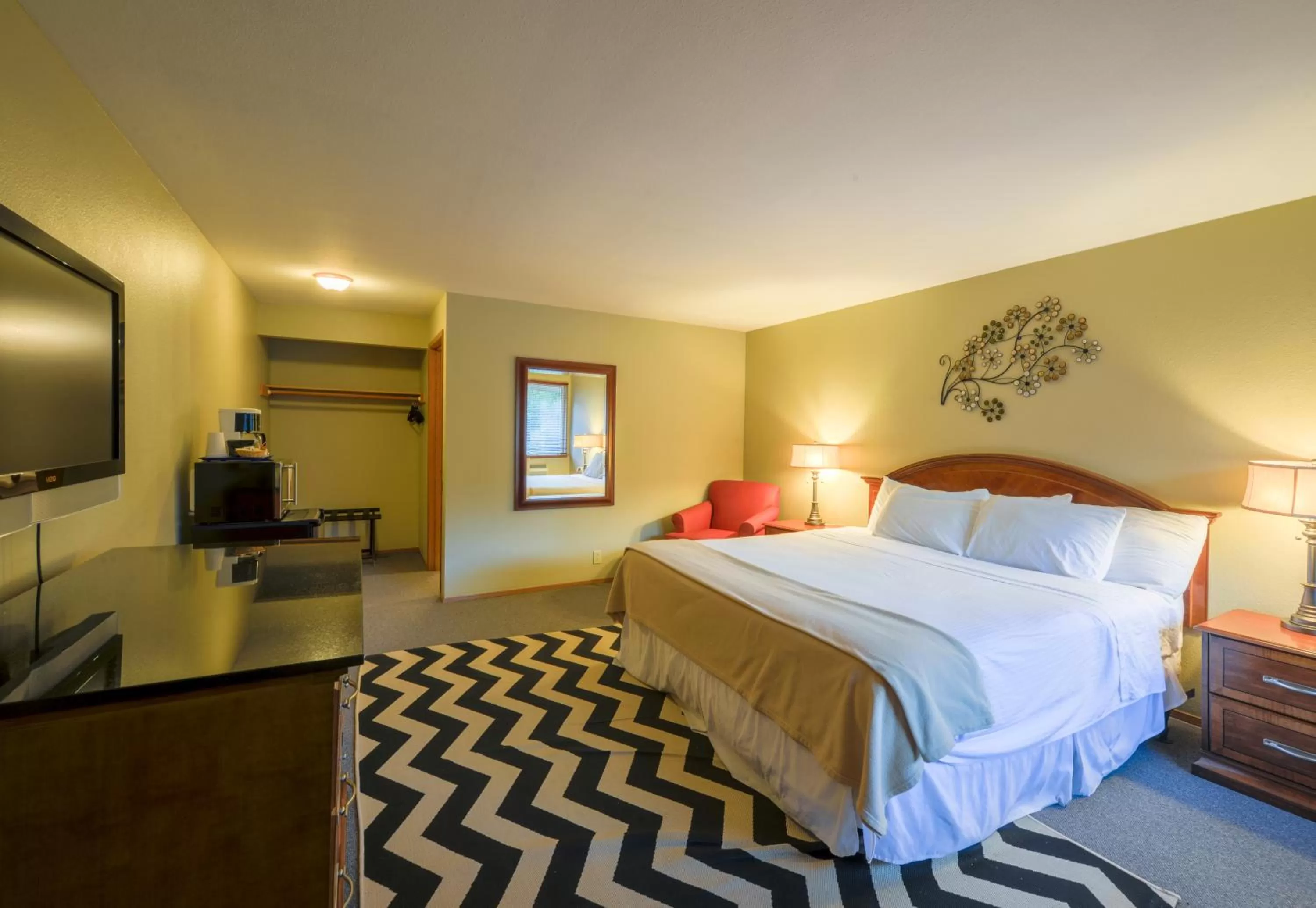 Bed in Packwood Lodge & Cabins