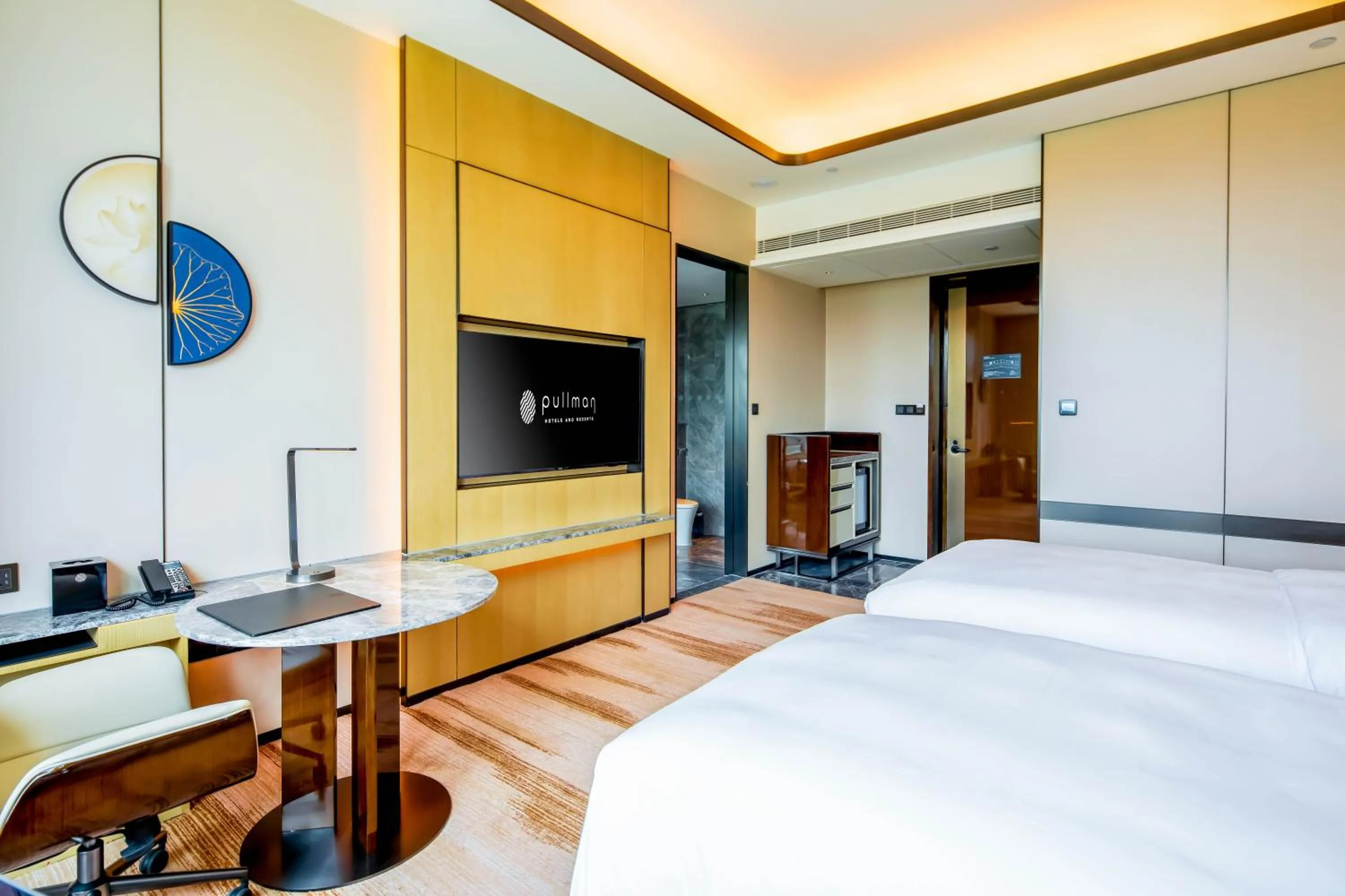 Photo of the whole room, Bed in Pullman Suzhou Taicang