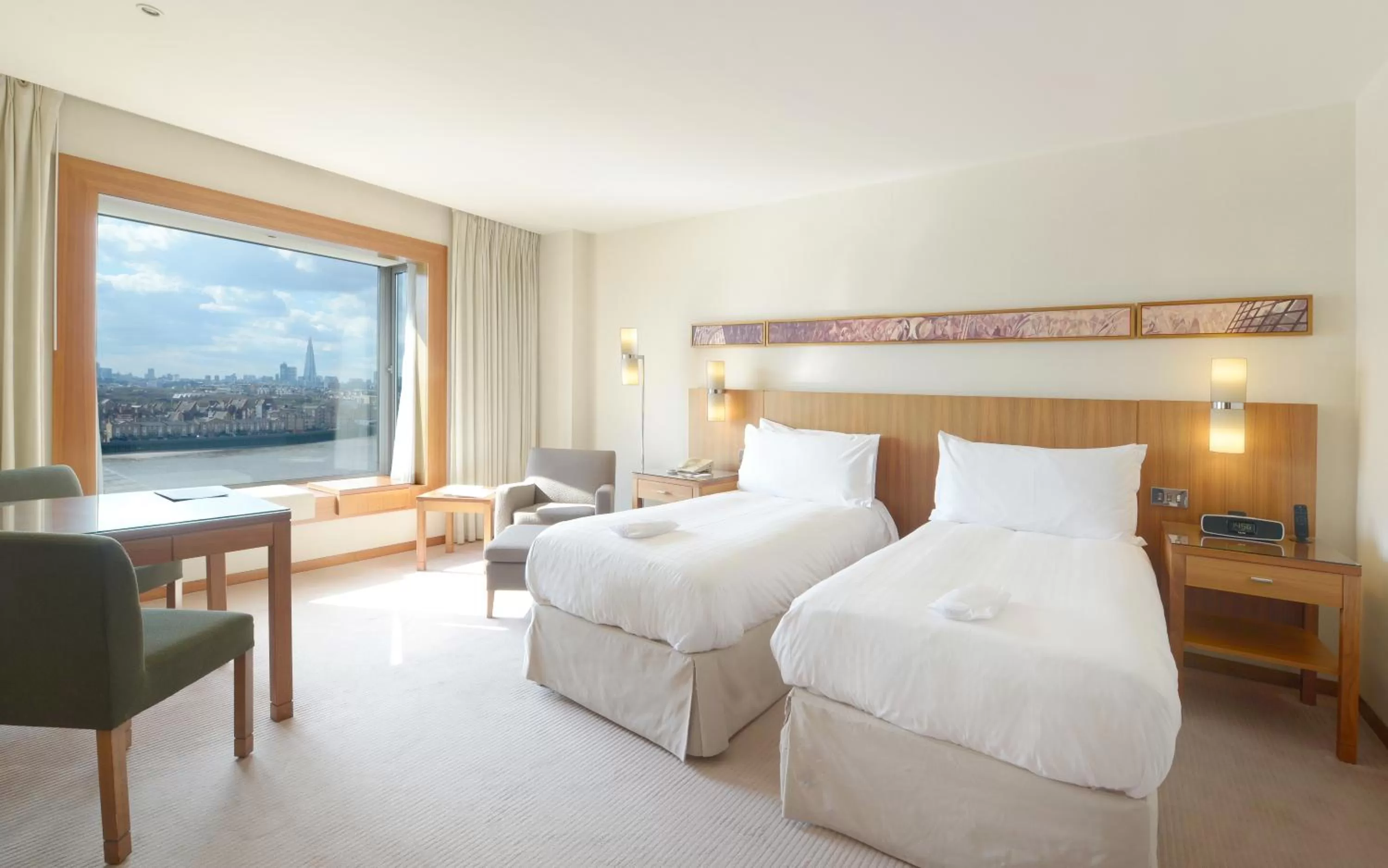 Bedroom, Bed in Canary Riverside Plaza Hotel