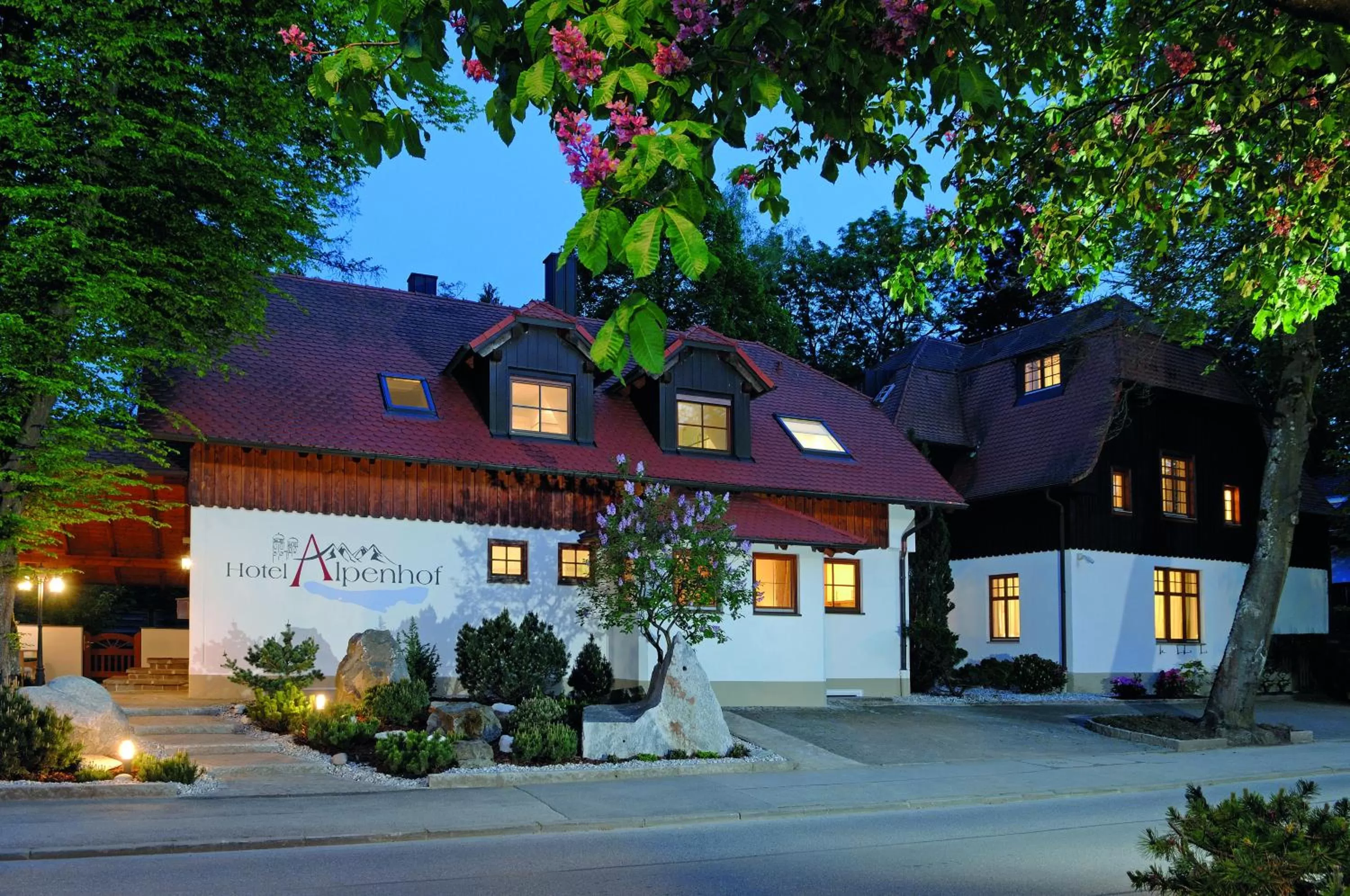 Facade/entrance in Hotel Alpenhof - ruhige Wohlfühloase zwischen München, dem Fünf-Seenland und den Bergen, in S-Bahnnähe