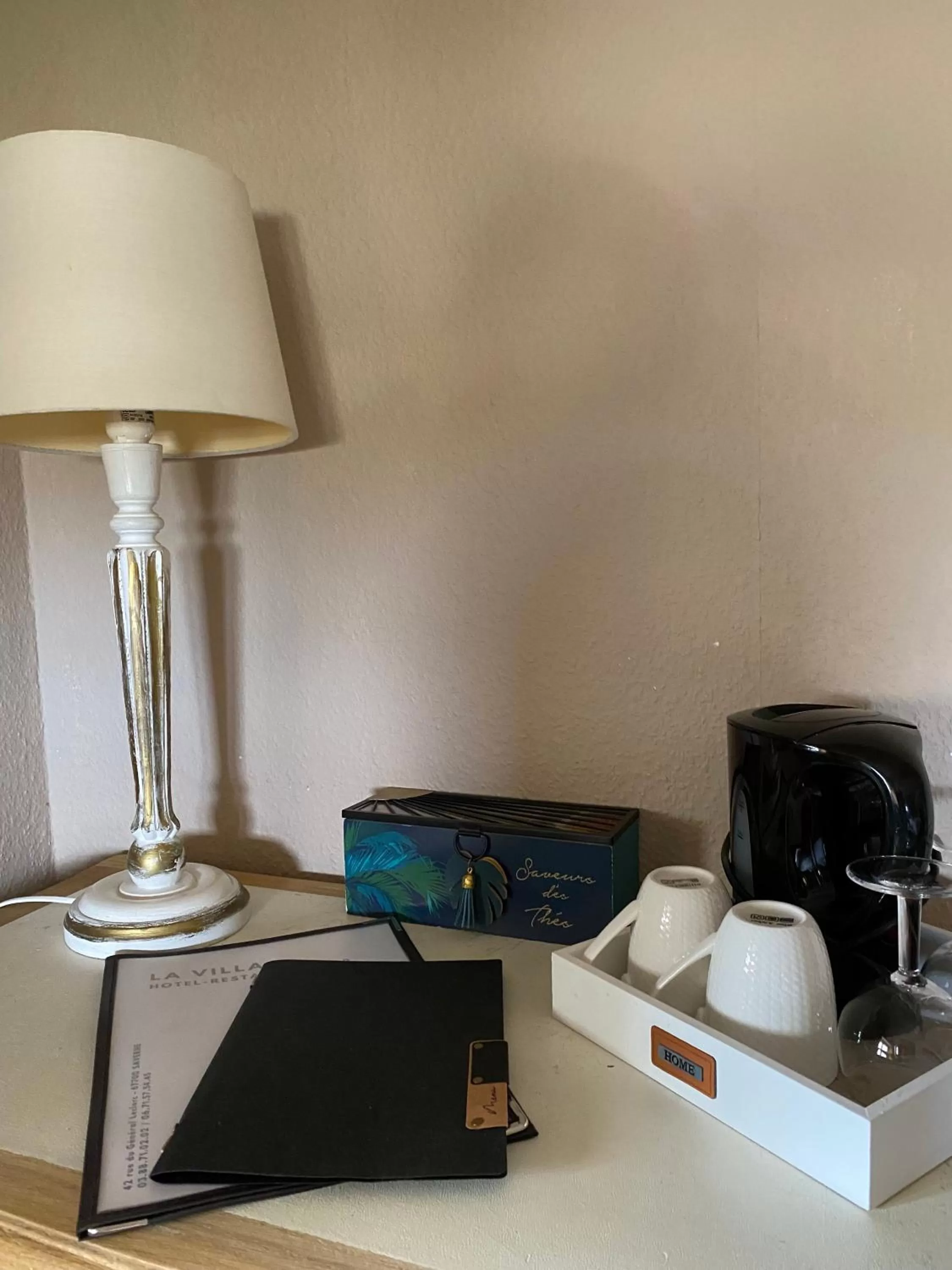 Coffee/tea facilities in LA VILLA Hôtel-Restaurant