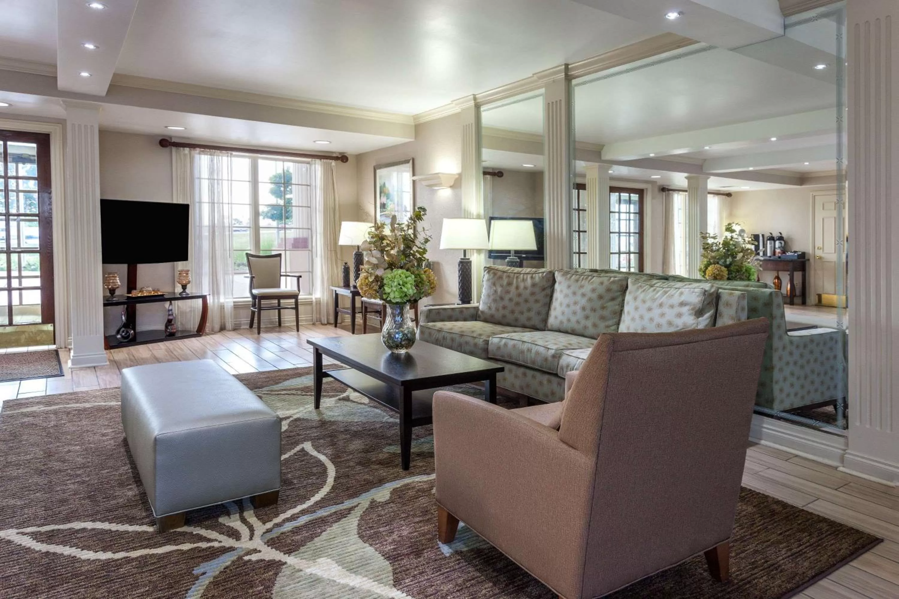 Lobby or reception in Days Inn & Suites by Wyndham Roseville/Detroit Area