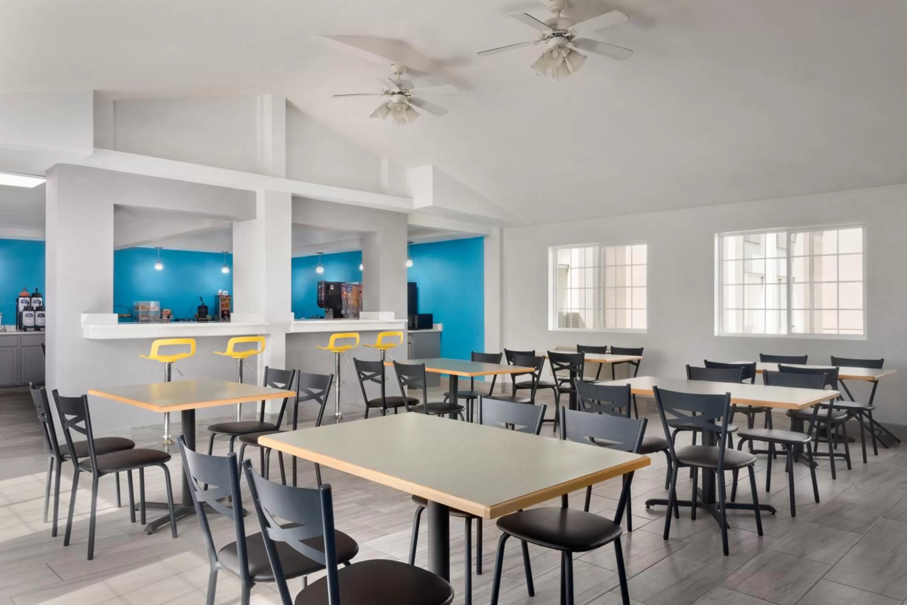 Food and drinks in Baymont by Wyndham Des Moines North