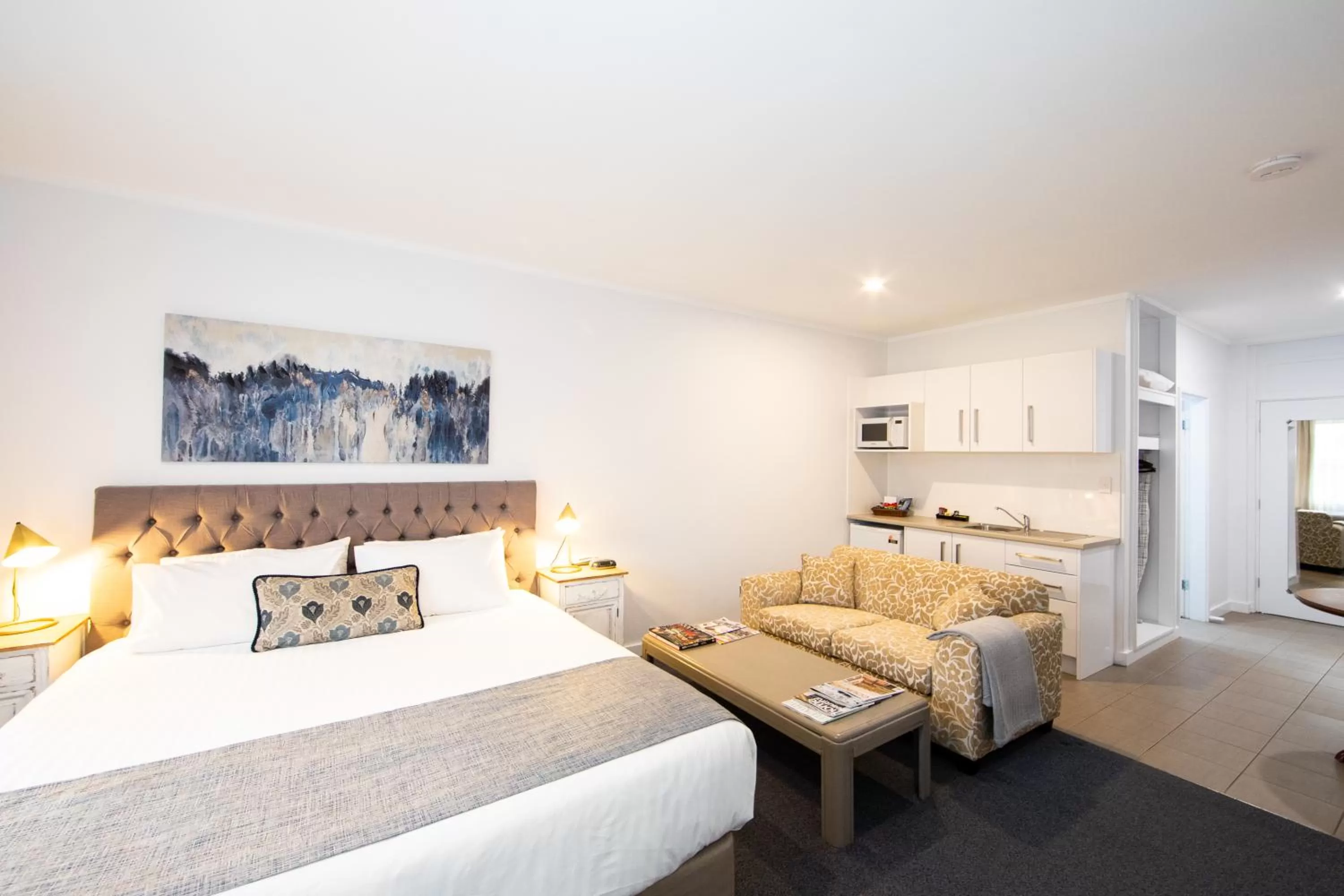 Photo of the whole room, Bed in New England Motor Lodge