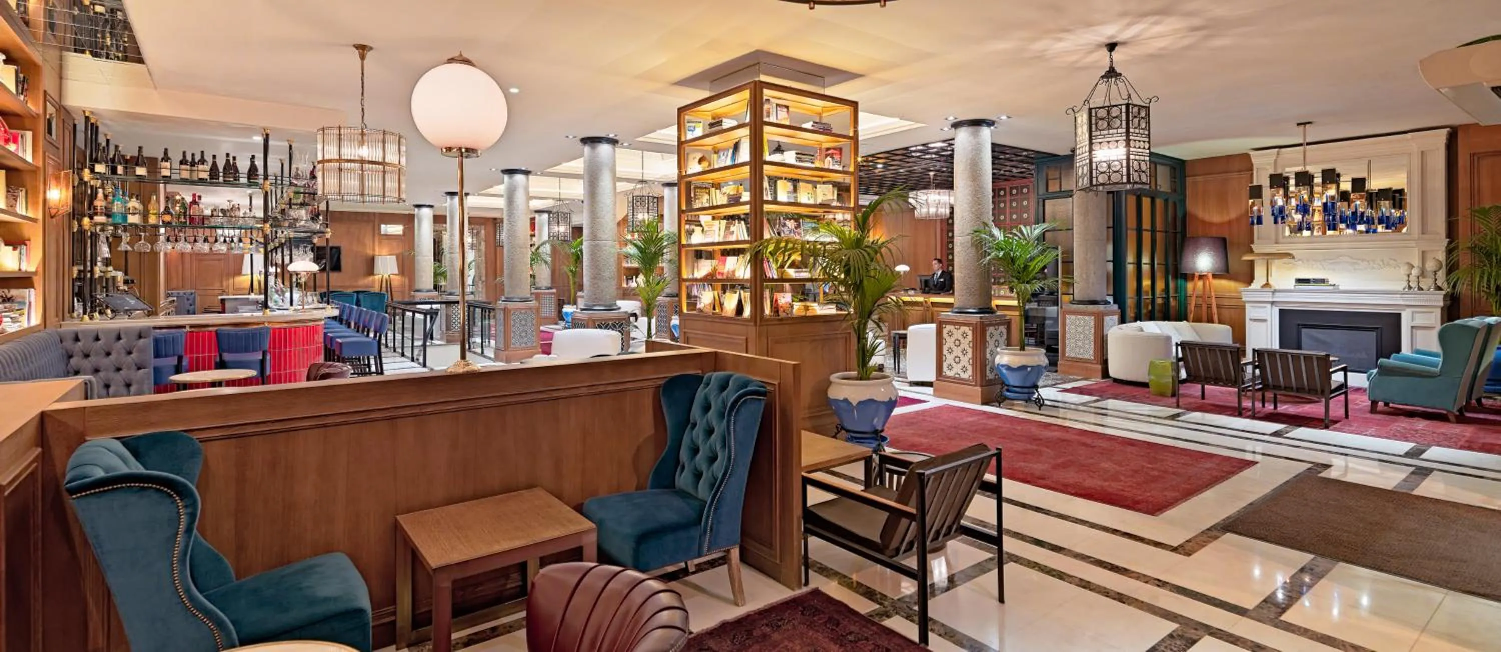 Library in Boutique Hotel H10 Villa de la Reina