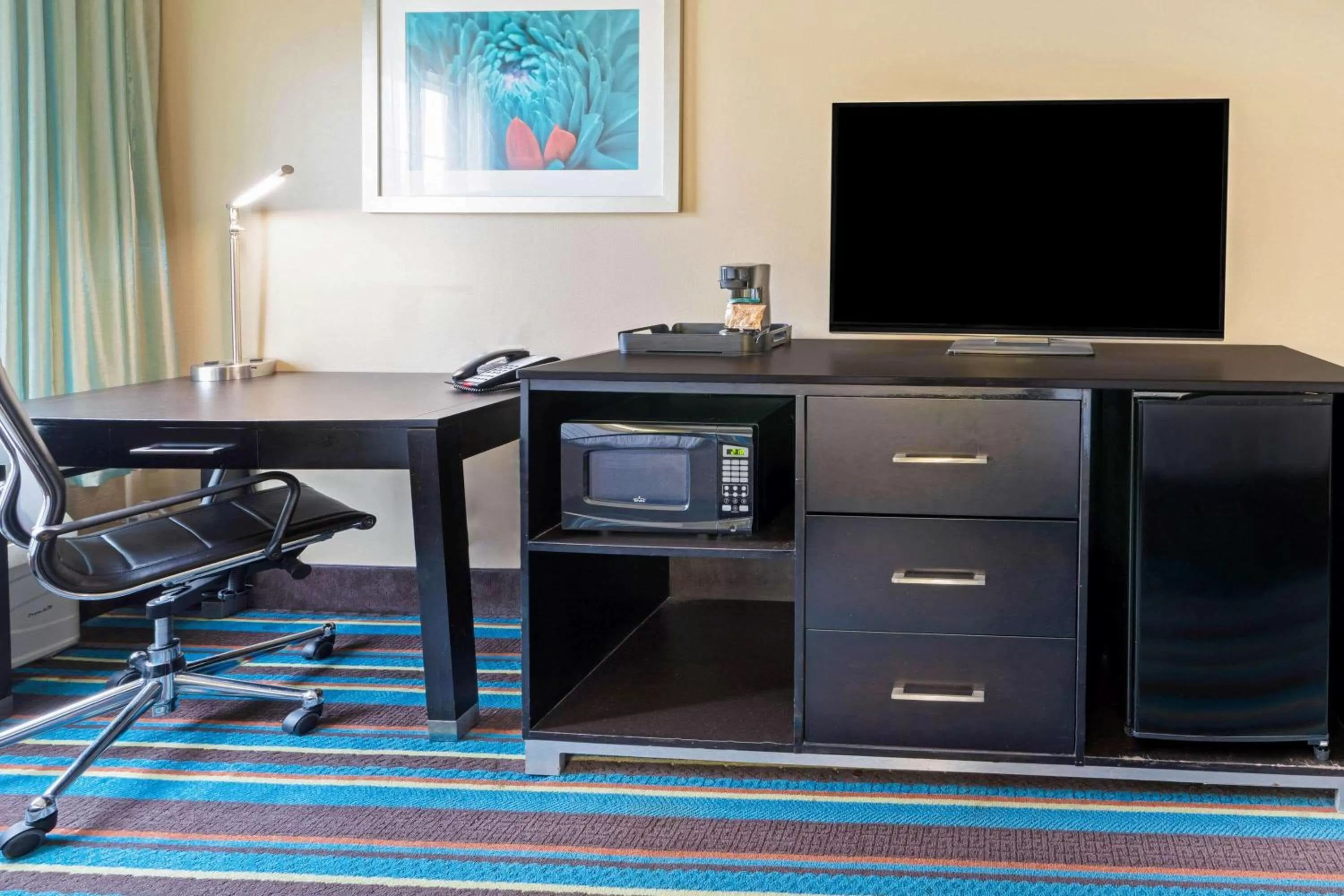 Photo of the whole room in La Quinta by Wyndham Muskogee