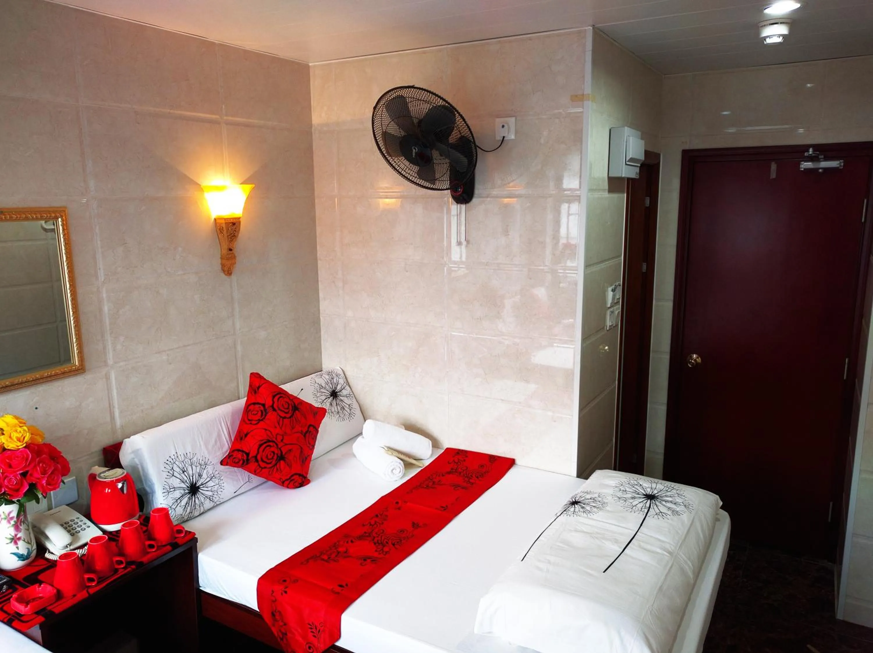 Bed in Paris Guest House DHILLON HOTEL HK LTD 24 HOUR RECEPTION BLOCK D E 10F