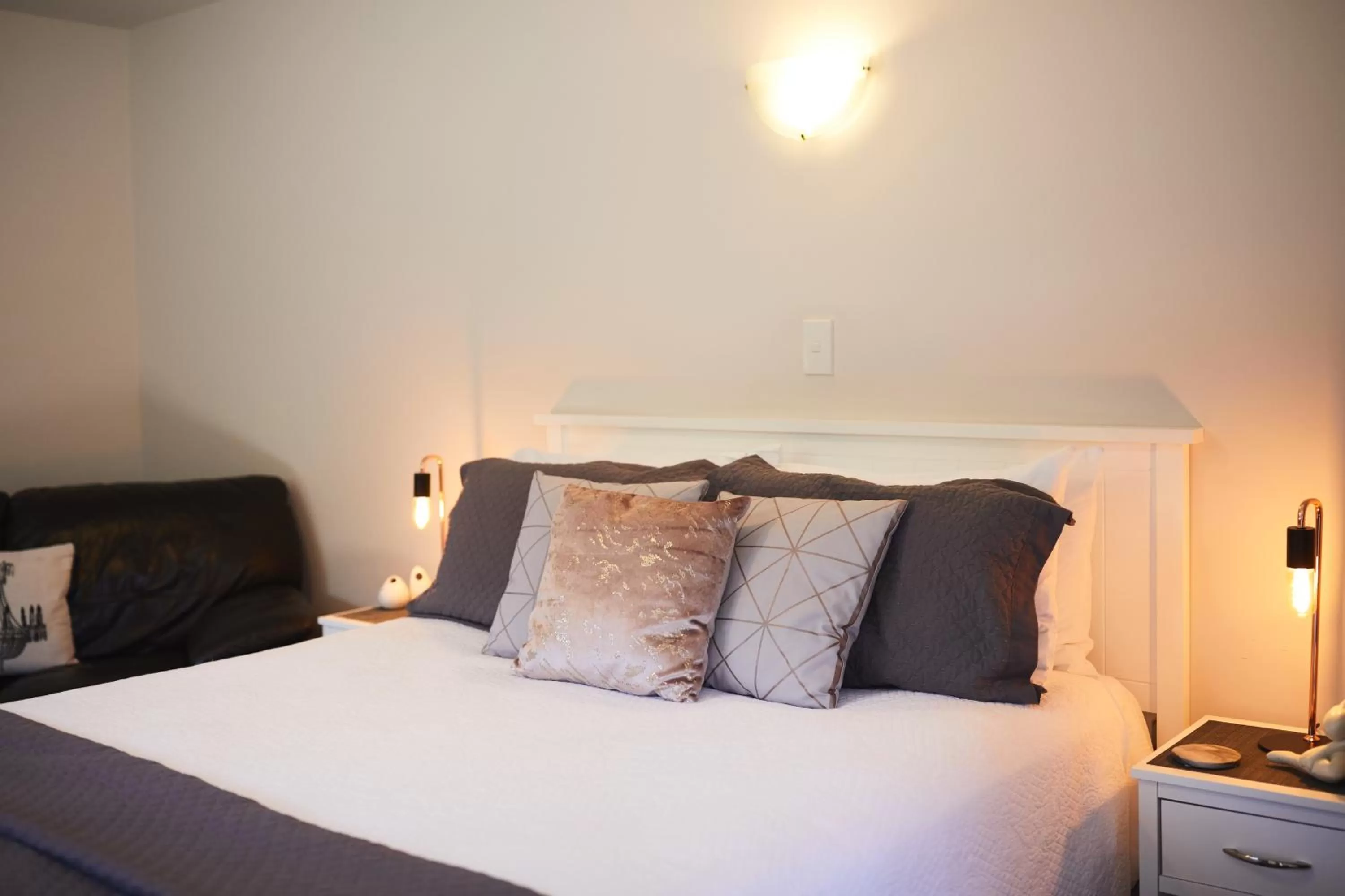 Bed in Blenheim Palms Motel