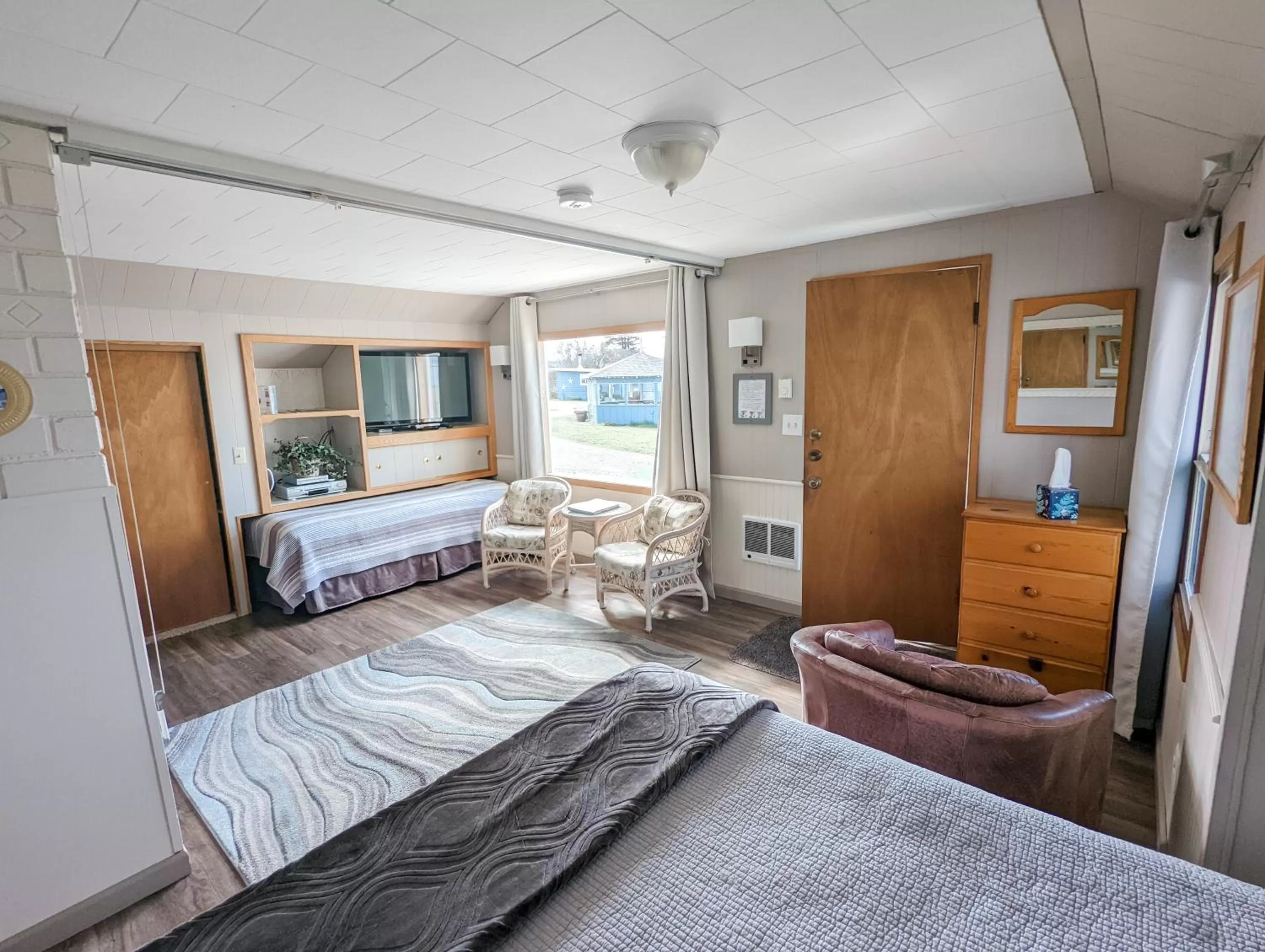 Photo of the whole room, Bed in Juan de Fuca Waterfront Hotel & Cottages