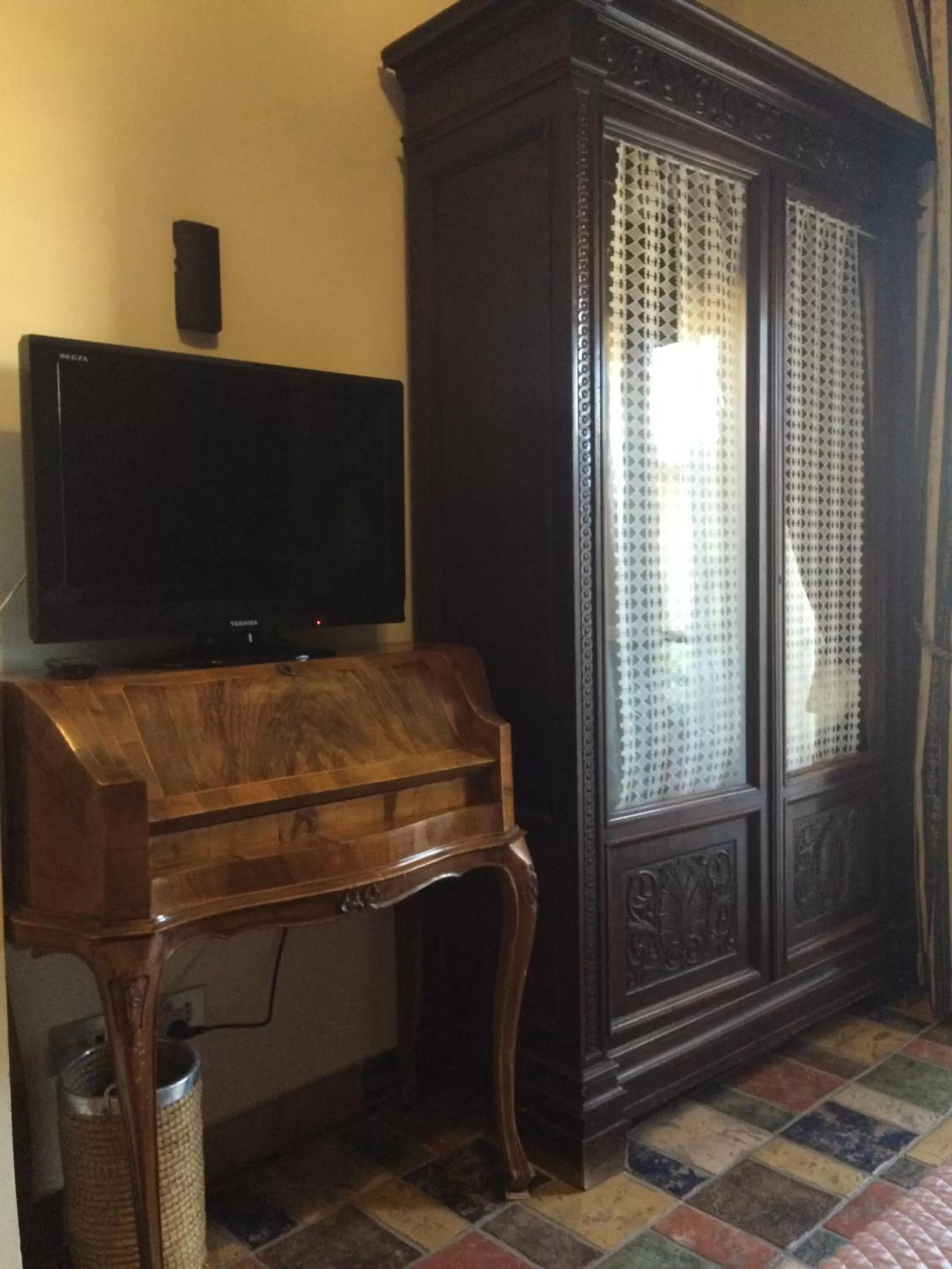 Decorative detail, TV/Entertainment Center in B&B Casamiranapoli