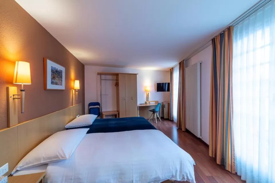 Photo of the whole room, Bed in Les Negociants