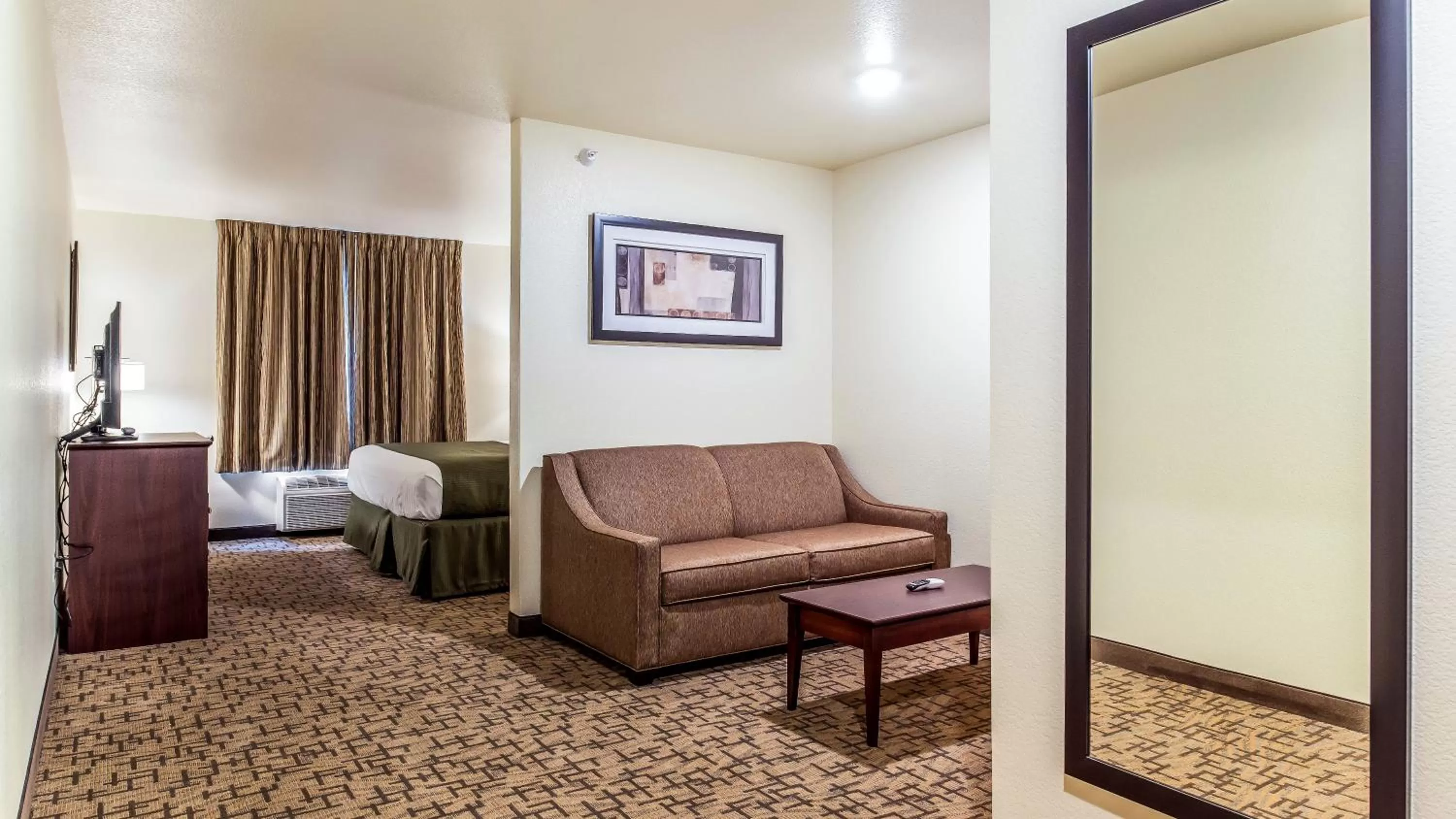 Seating area, Bed in Cobblestone Hotel & Suites - Hutchinson