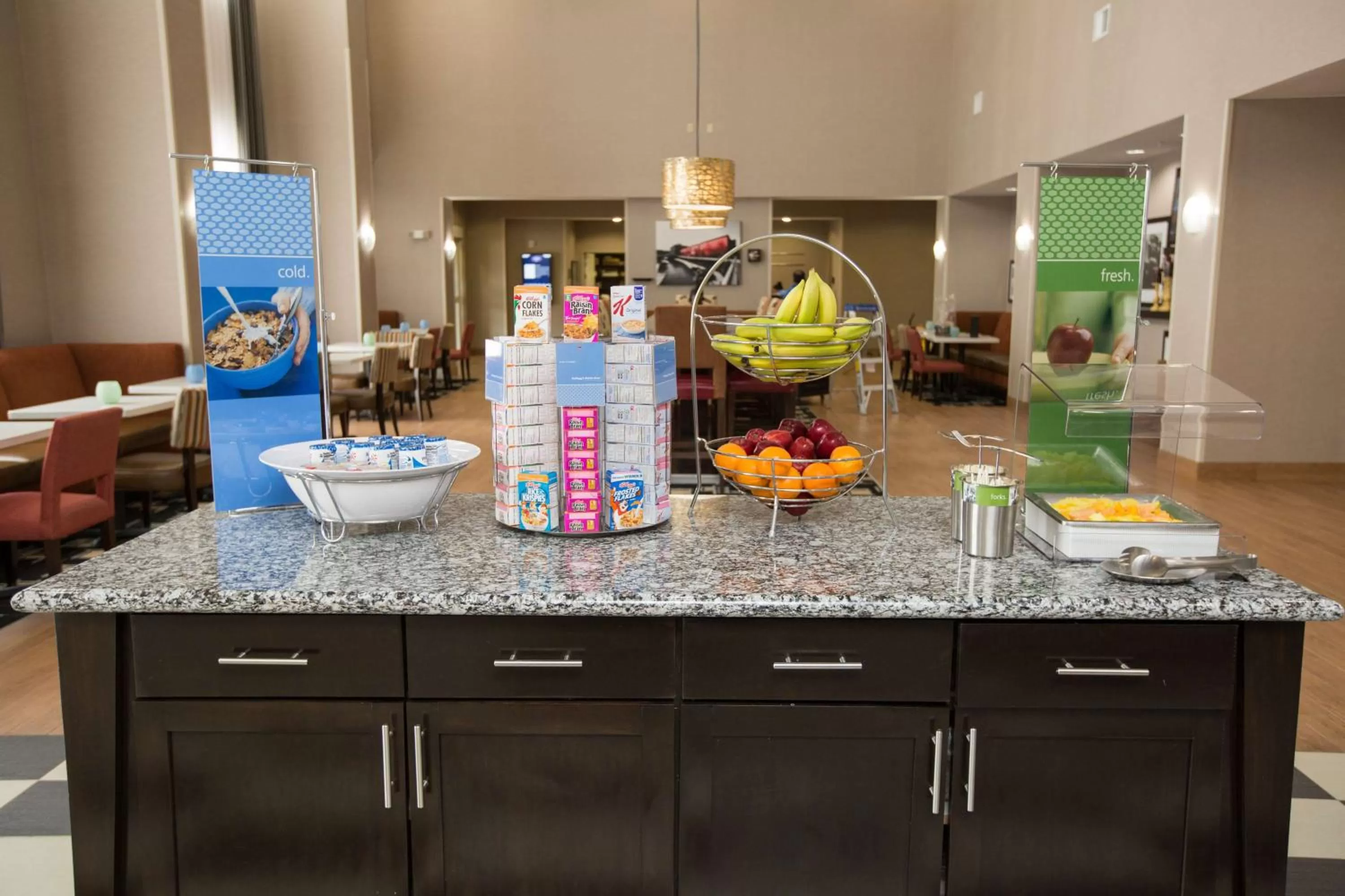 Dining area in Hampton Inn & Suites Oklahoma City Airport
