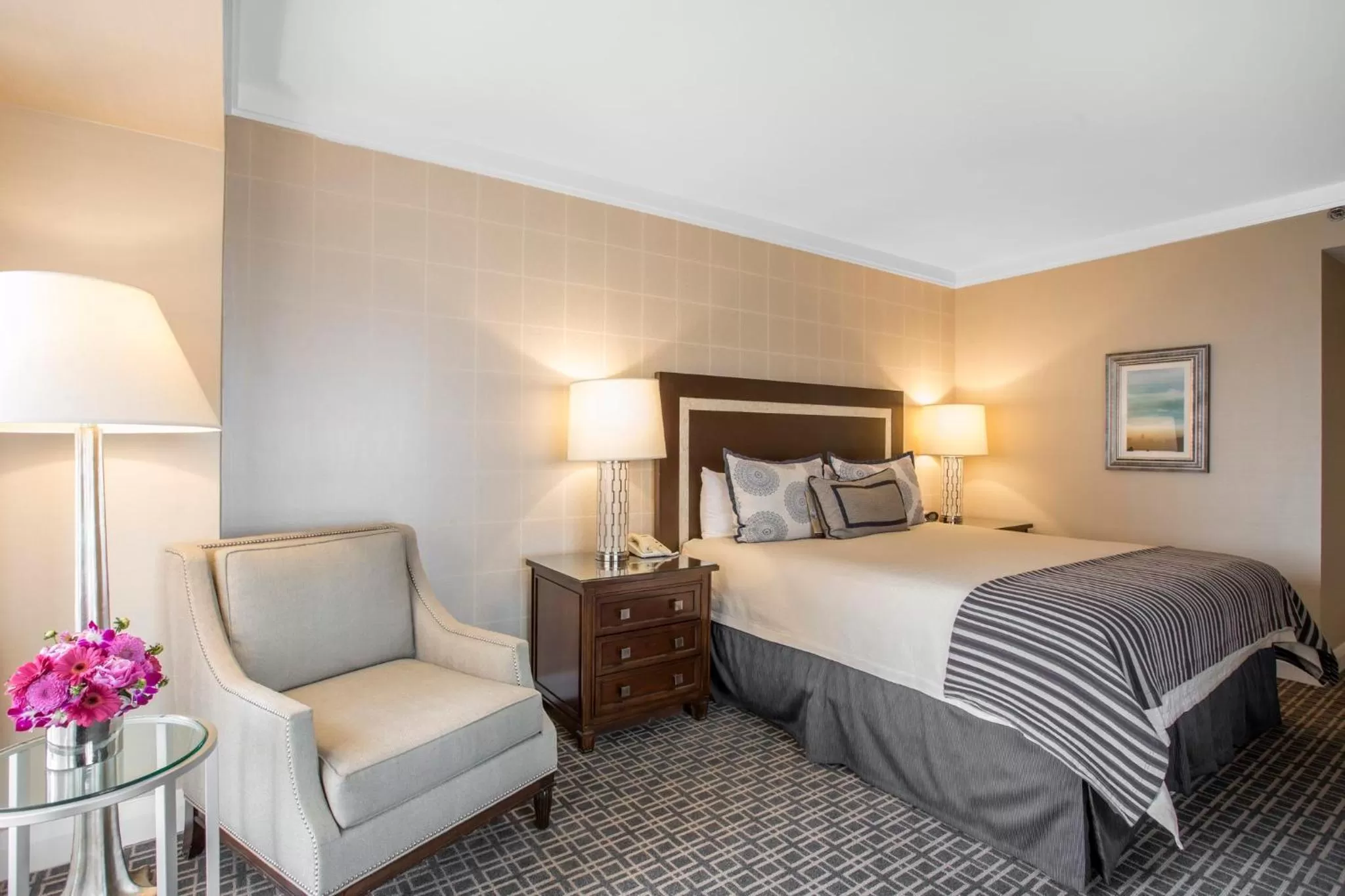 Photo of the whole room, Bed in Omni Los Angeles Hotel