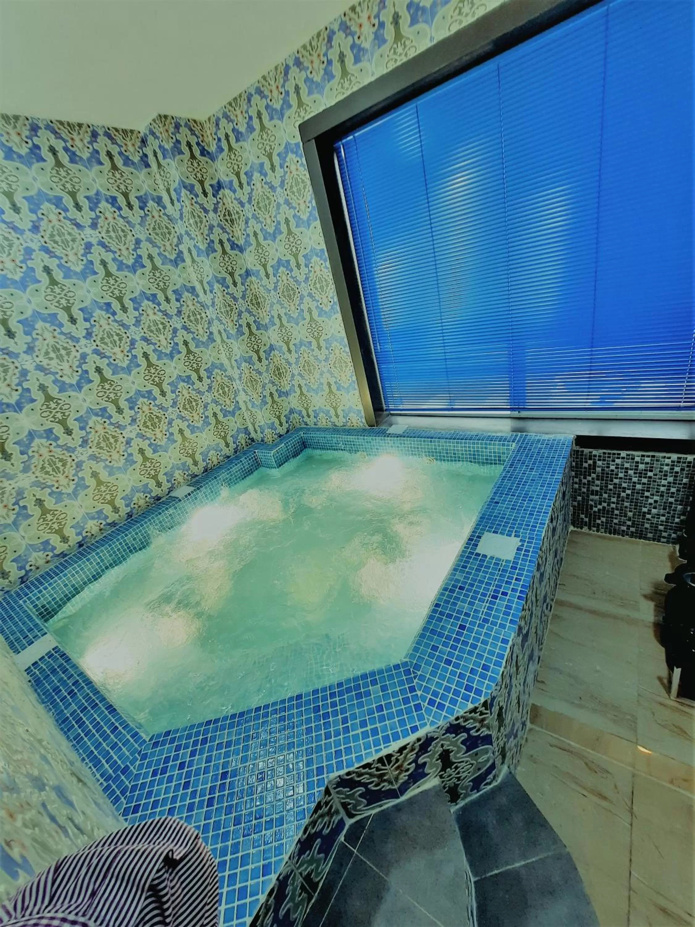 Hot Tub in Diamond Star Hotel فندق النجمة الماسية