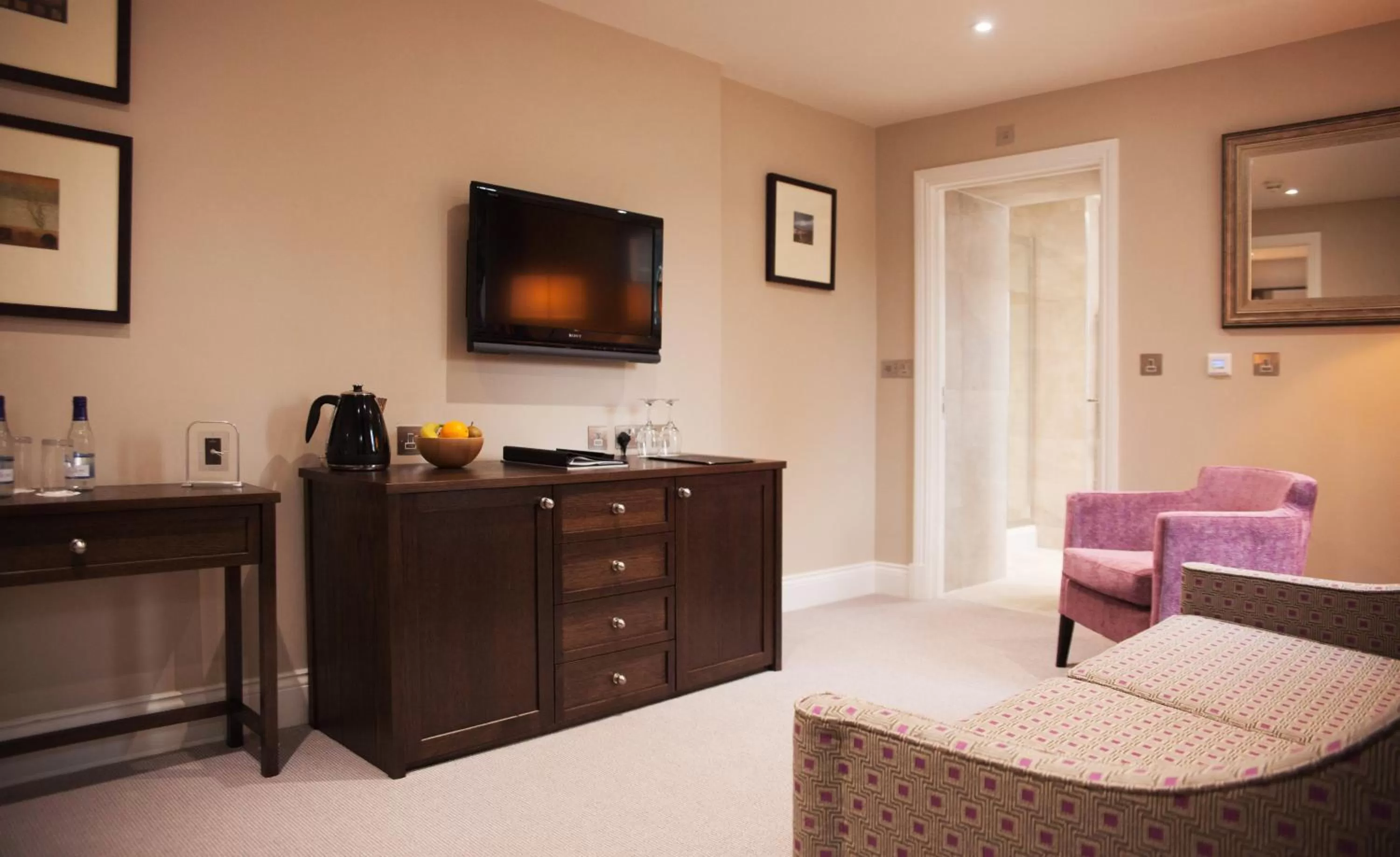 Restaurant/places to eat, Bed in Trout Hotel